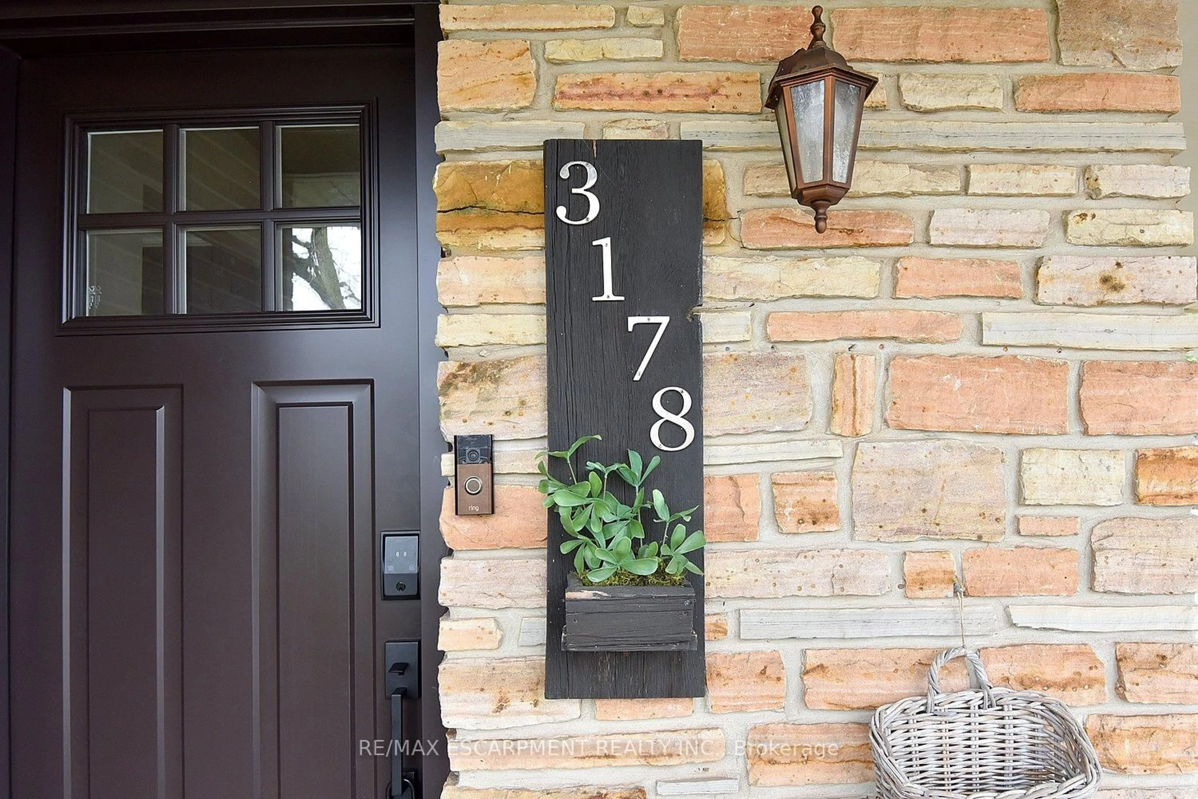 Indoor entryway for 3178 Heathfield Dr, Burlington Ontario L7M 1C9