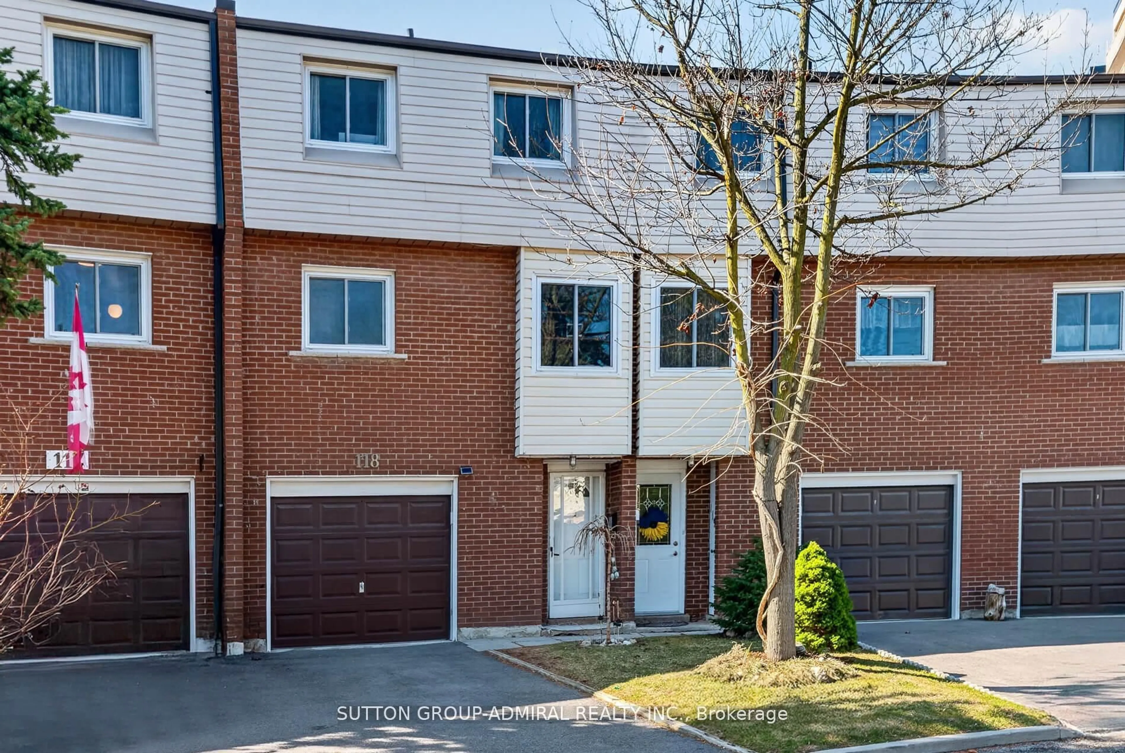 A pic from outside/outdoor area/front of a property/back of a property/a pic from drone, street for 3175 Kirwin Ave #118, Mississauga Ontario L5A 3M4