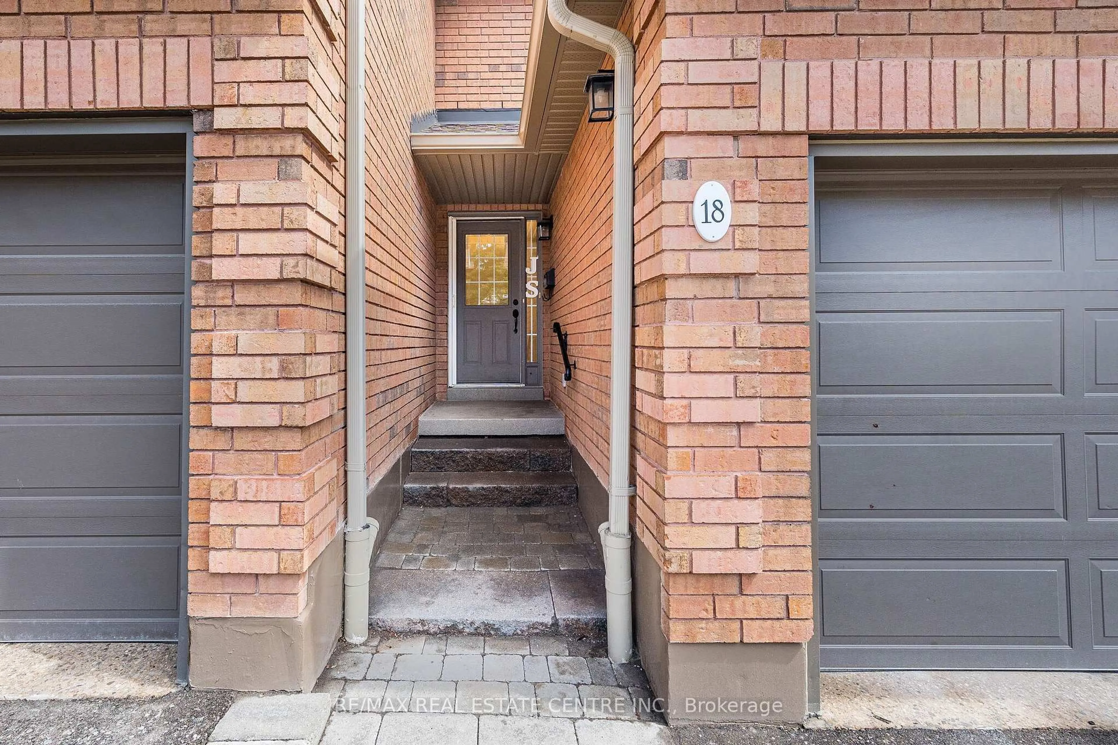 Home with brick exterior material, street for 1905 Broad Hallow Gate #18, Mississauga Ontario L5L 3T4