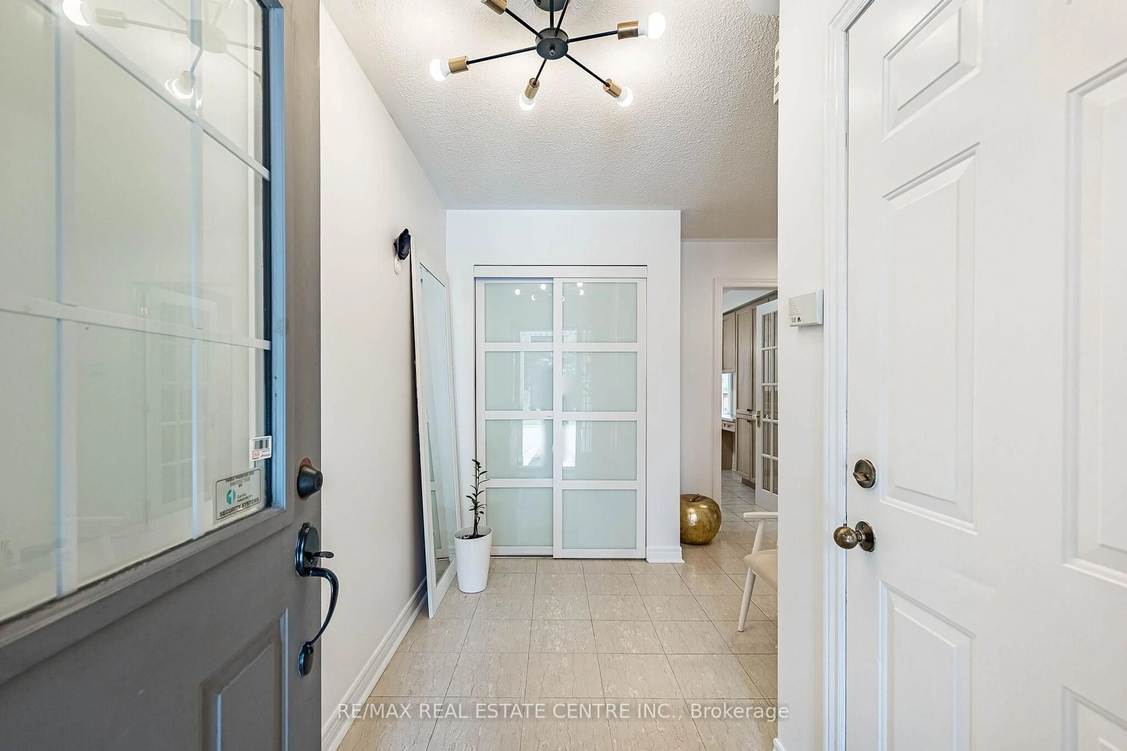 Indoor entryway for 1905 Broad Hallow Gate #18, Mississauga Ontario L5L 3T4