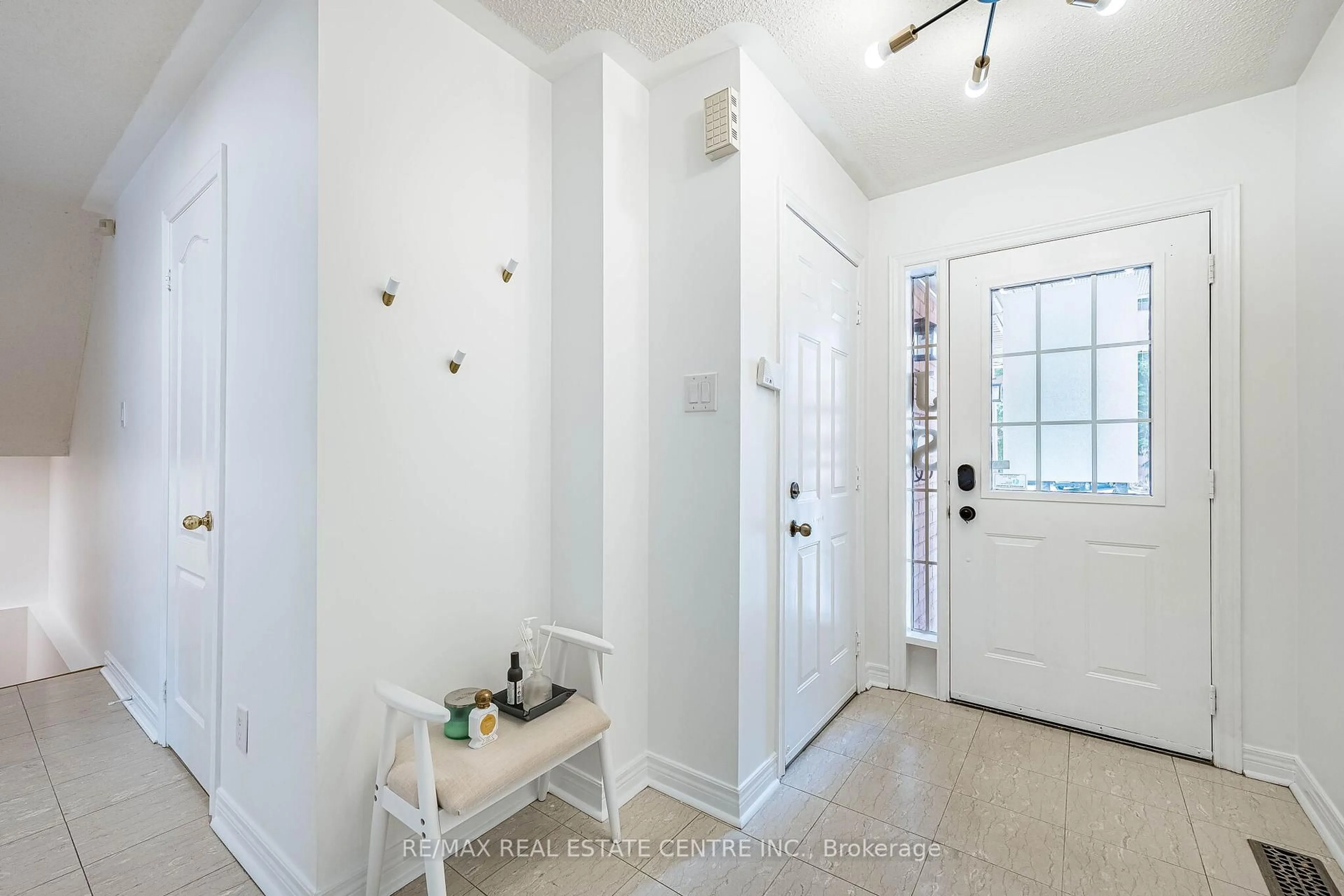 Indoor entryway for 1905 Broad Hallow Gate #18, Mississauga Ontario L5L 3T4