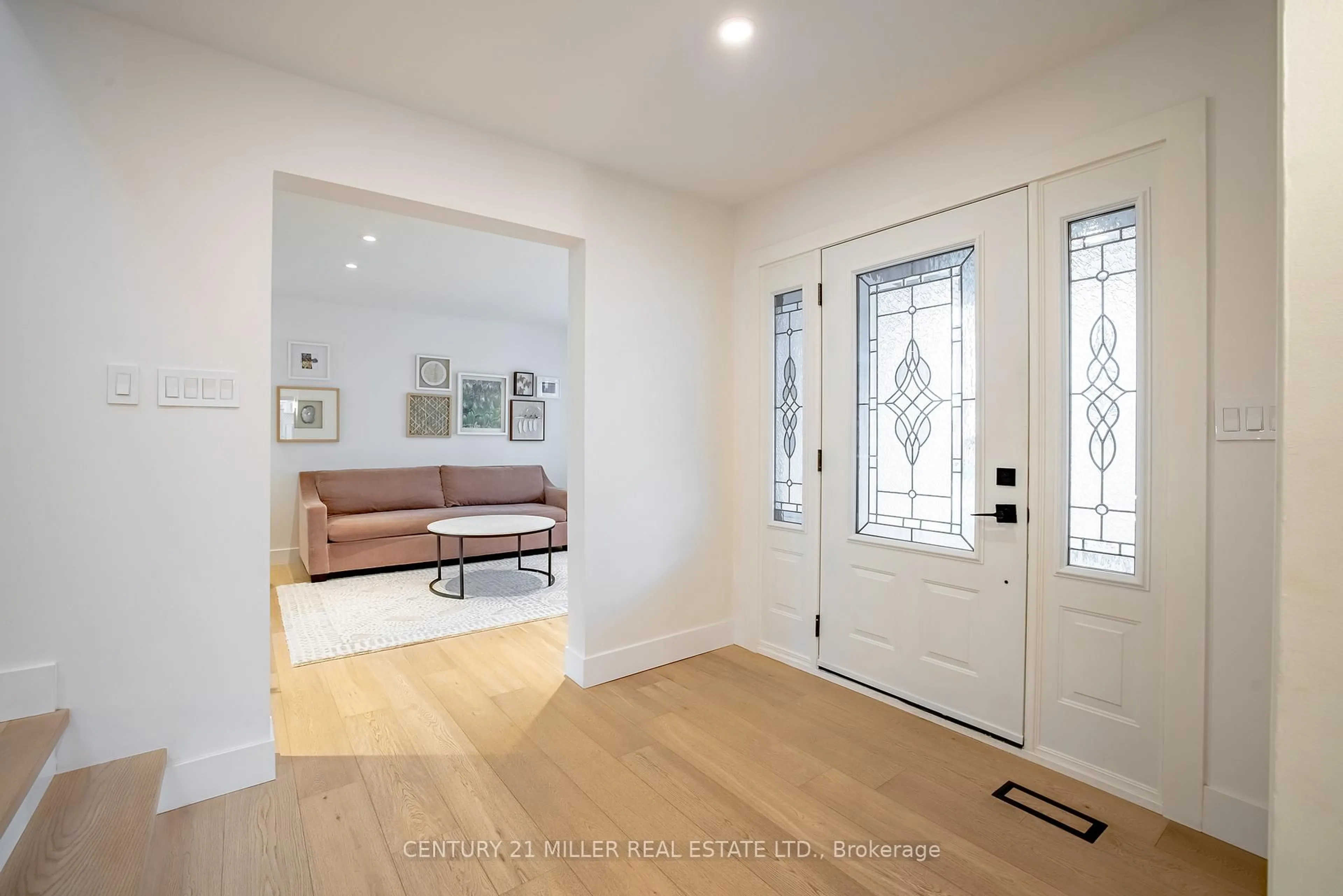 Indoor entryway for 2433 Trevor Dr, Oakville Ontario L6L 5C4