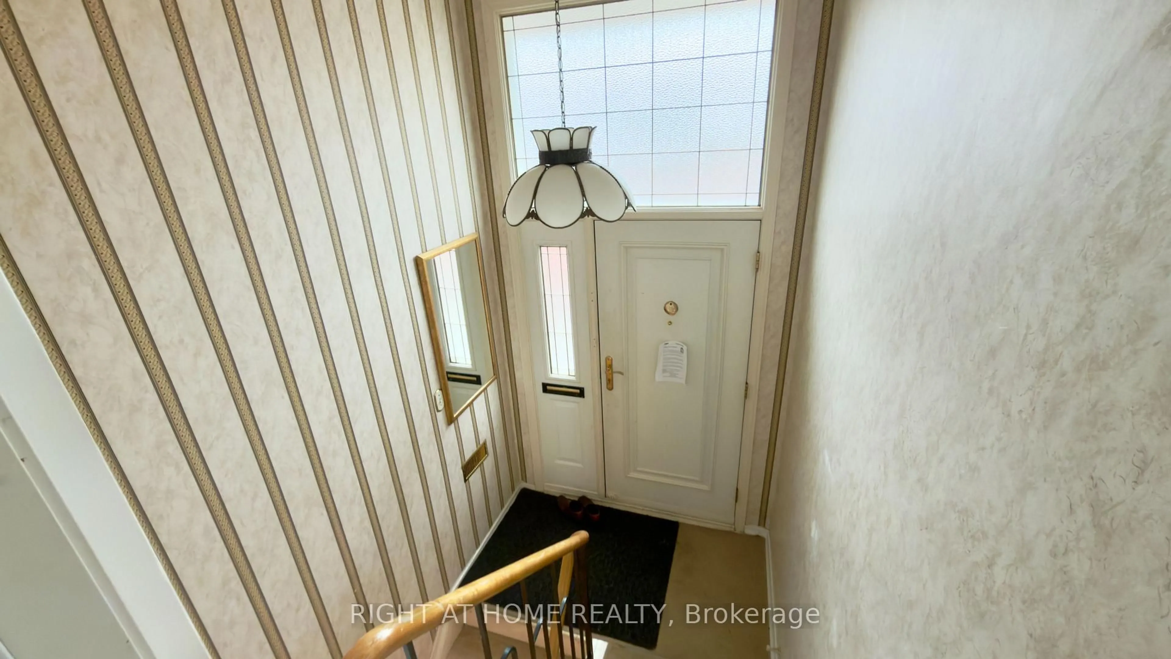 Indoor entryway for 21 Mitre Pl, Toronto Ontario M9R 3C5