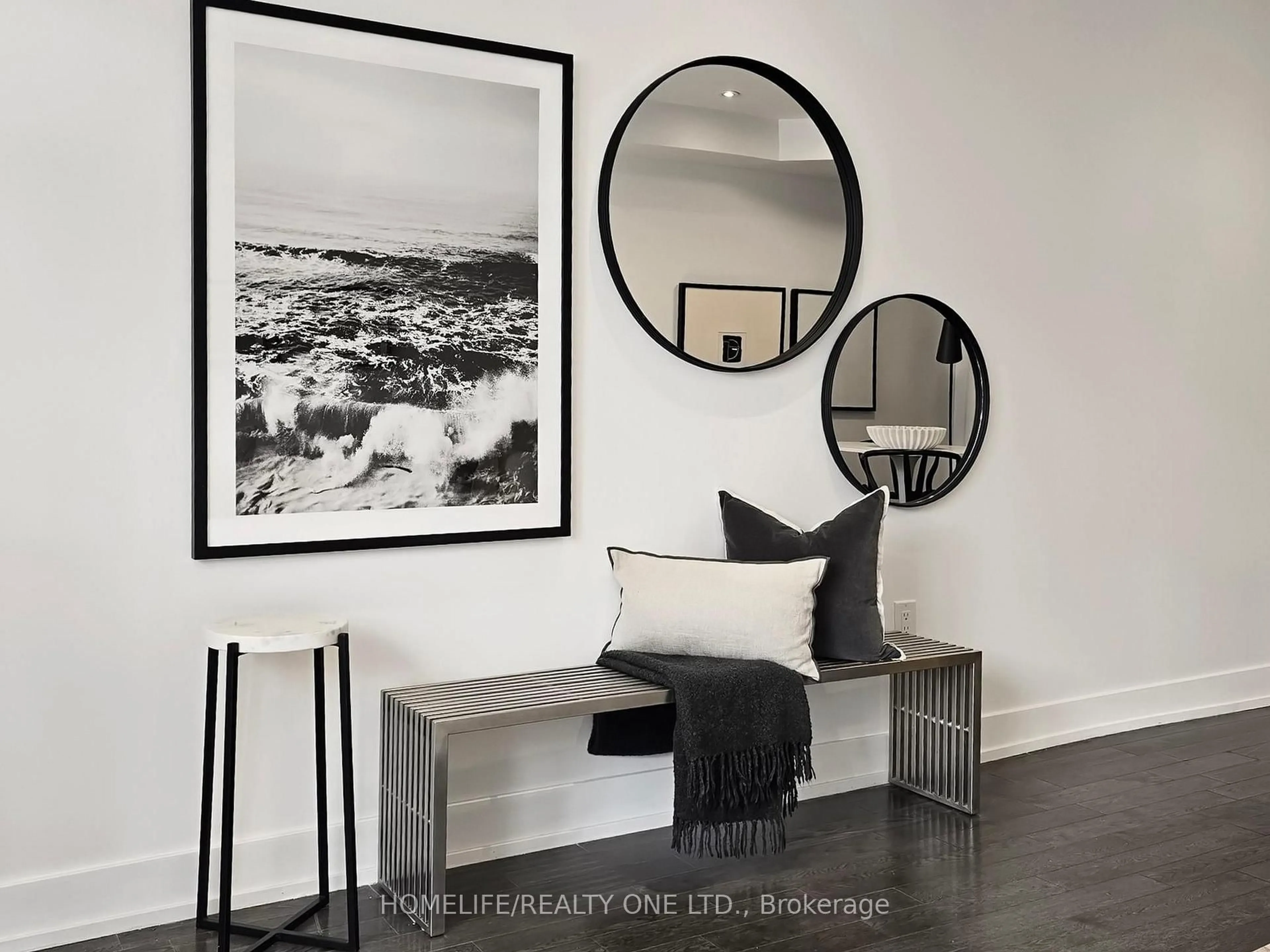 Indoor entryway for 1076 Lansdowne Ave, Toronto Ontario M6H 4H2