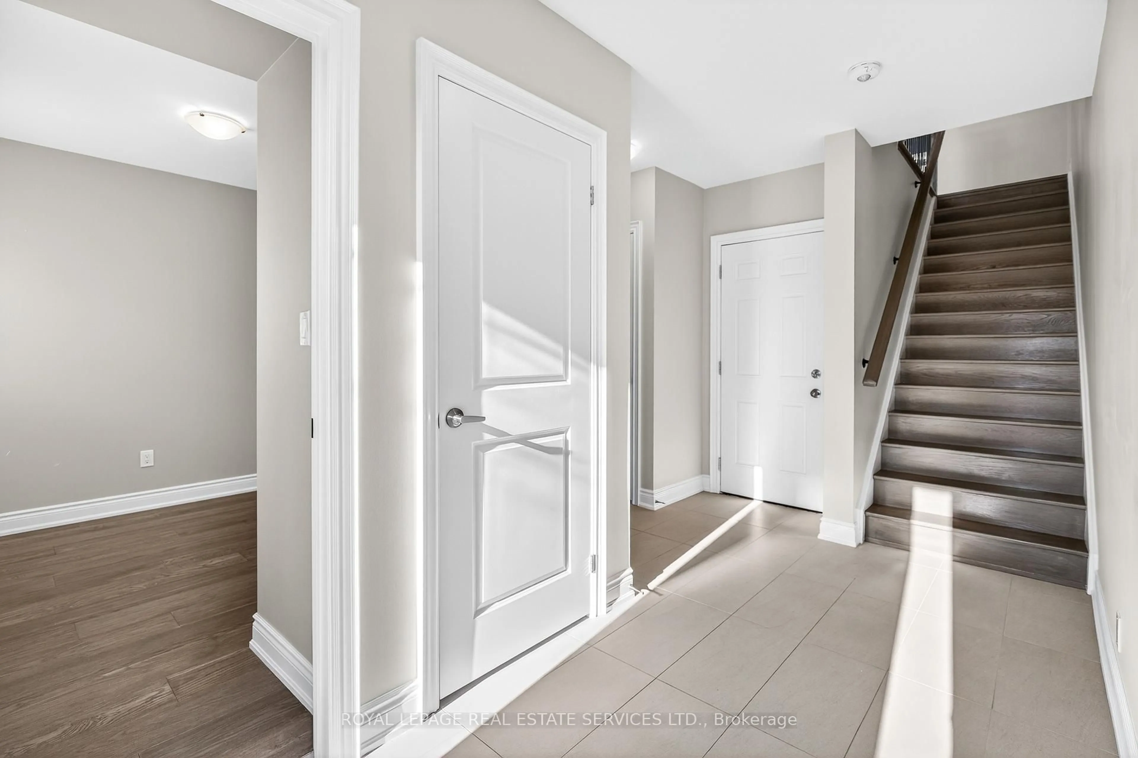Indoor entryway for 2193 Lillykin St, Oakville Ontario L6H 7H2