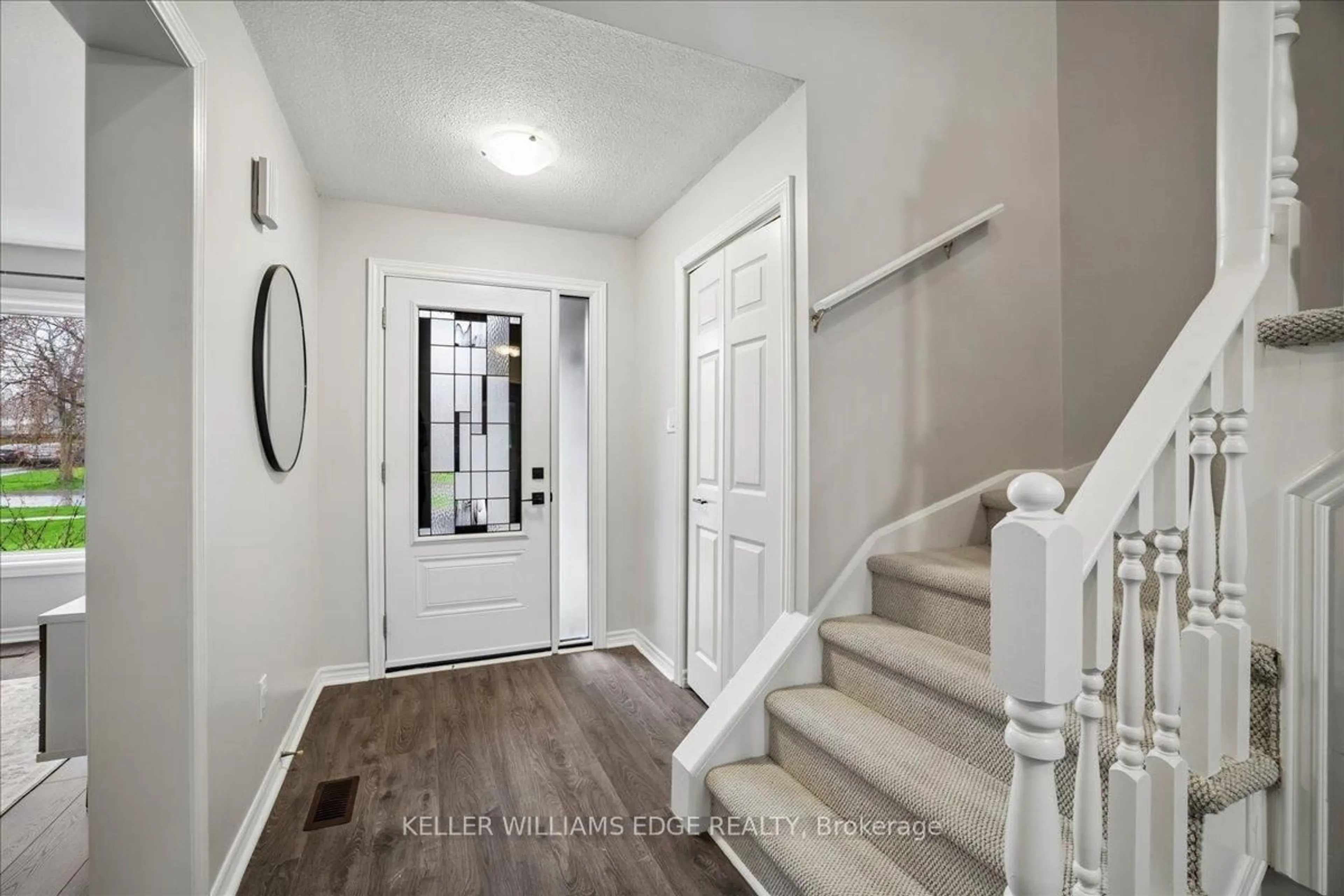Indoor entryway for 2208 Melissa Cres, Burlington Ontario L7P 4J7