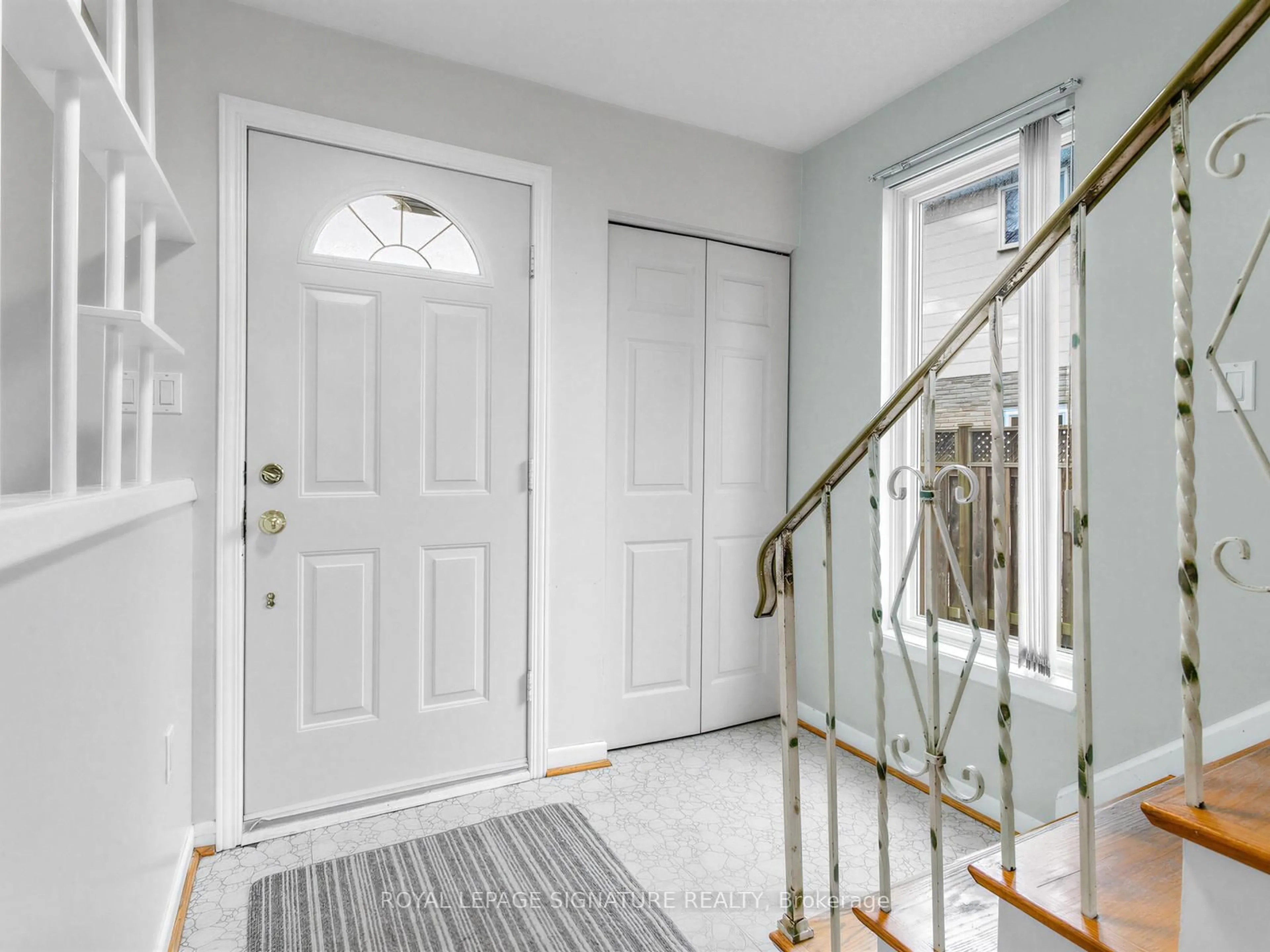 Indoor entryway for 3193 Corrigan Dr, Mississauga Ontario L4Y 3C5
