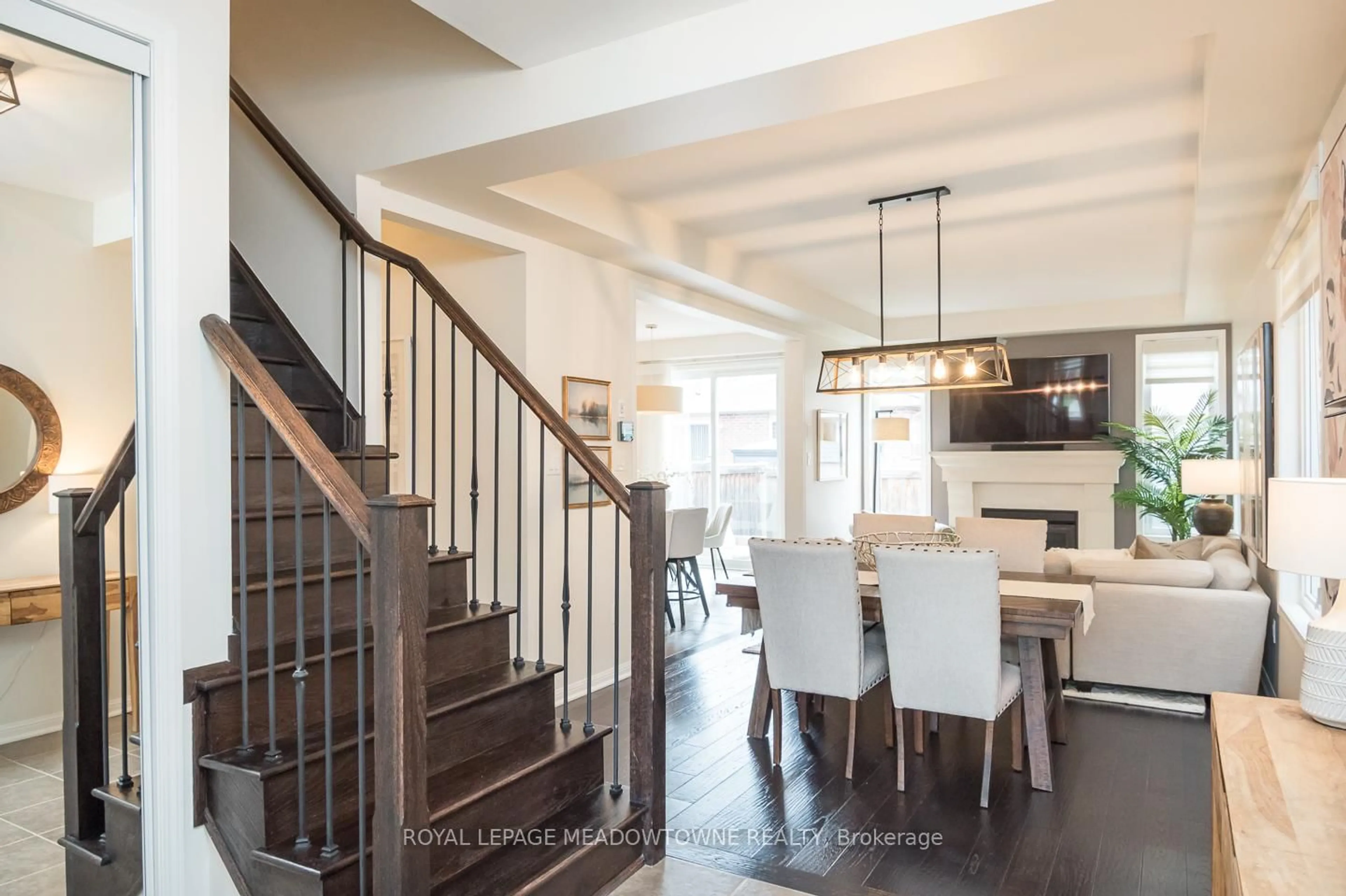 Open concept kitchen, wood/laminate floor for 1031 Solomon Crt, Milton Ontario L9T 8G9