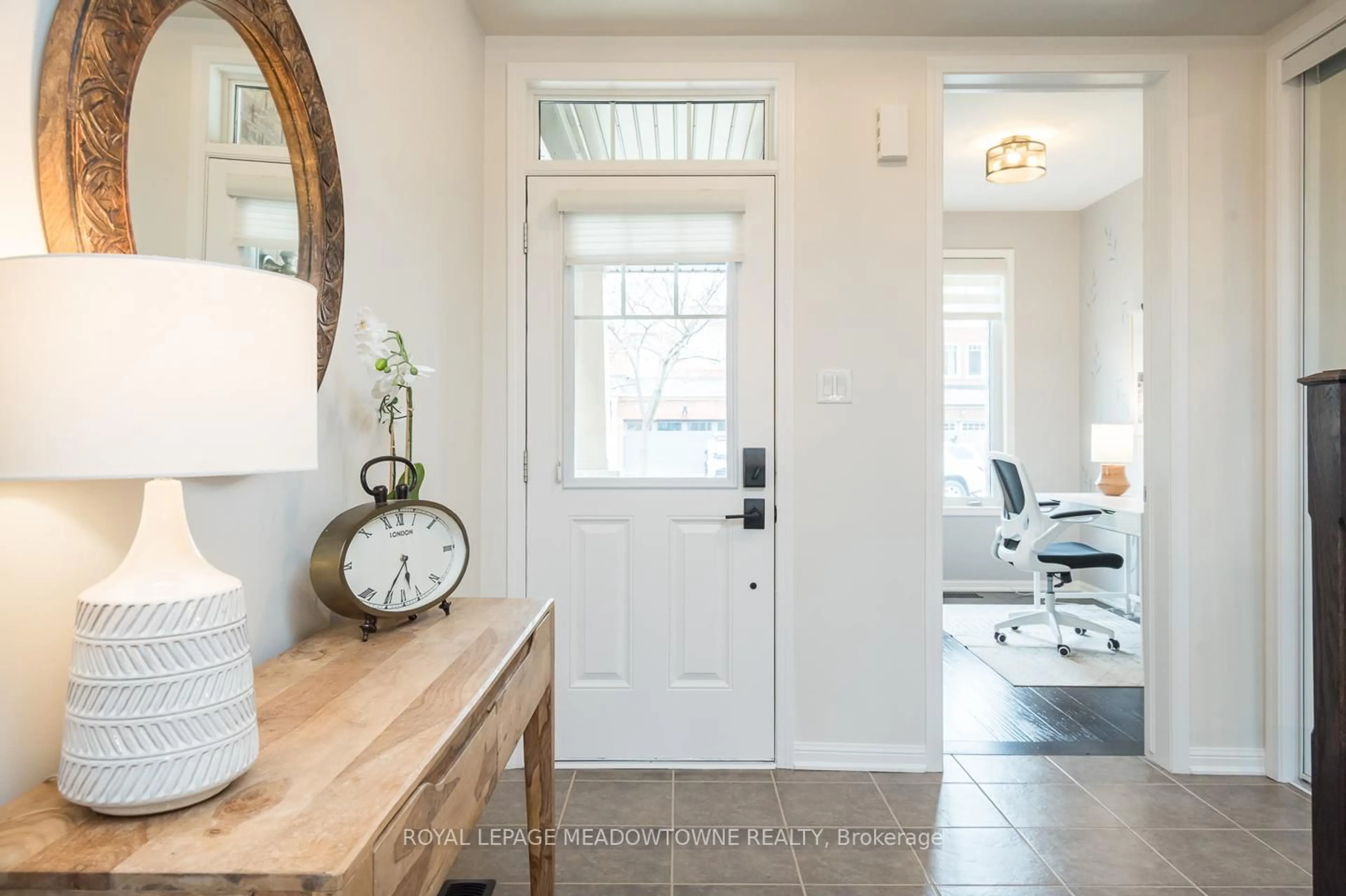 Indoor entryway for 1031 Solomon Crt, Milton Ontario L9T 8G9