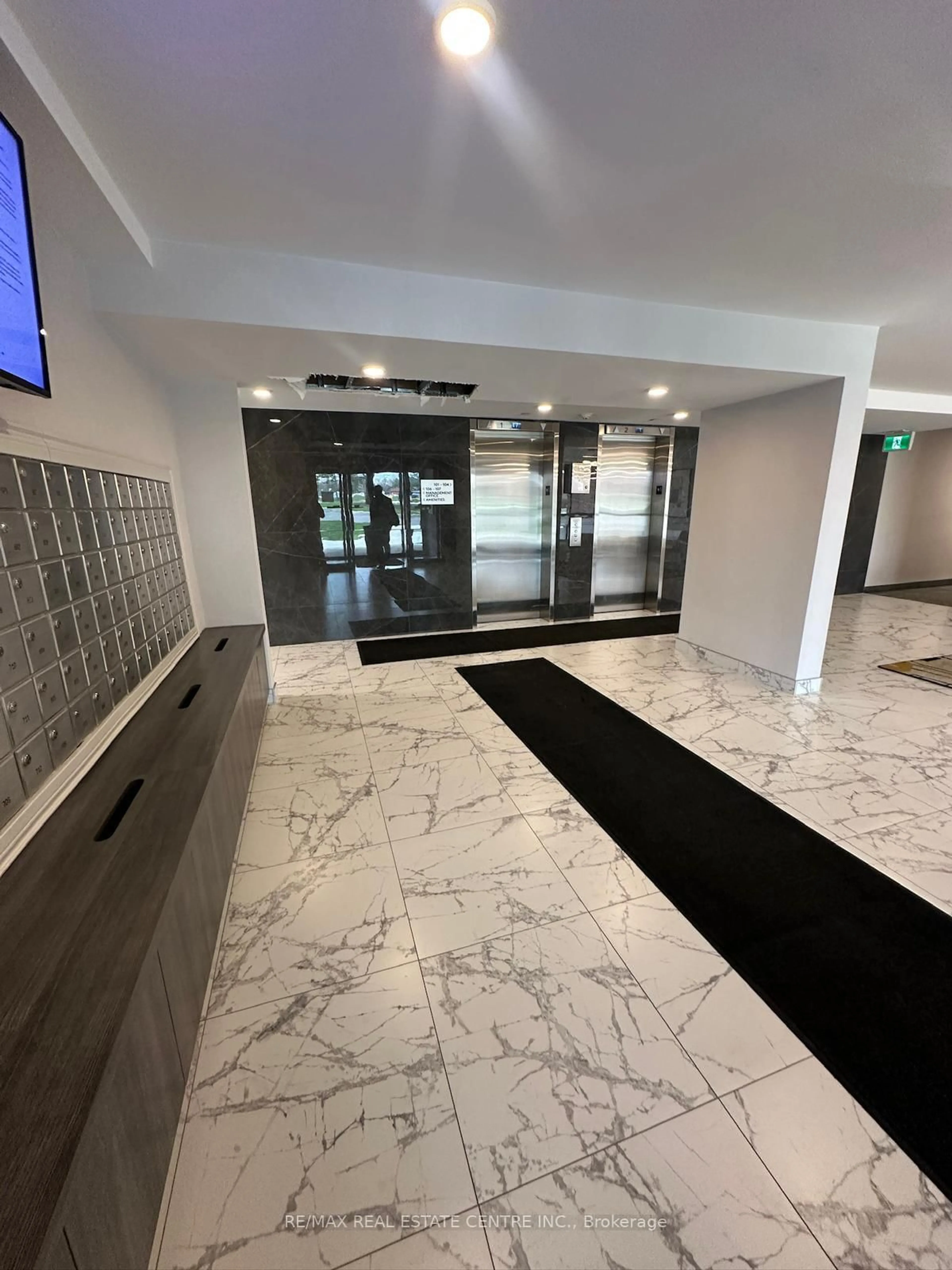 Indoor foyer for 3501 Glen Eirn Dr #902, Mississauga Ontario L5L 2E9