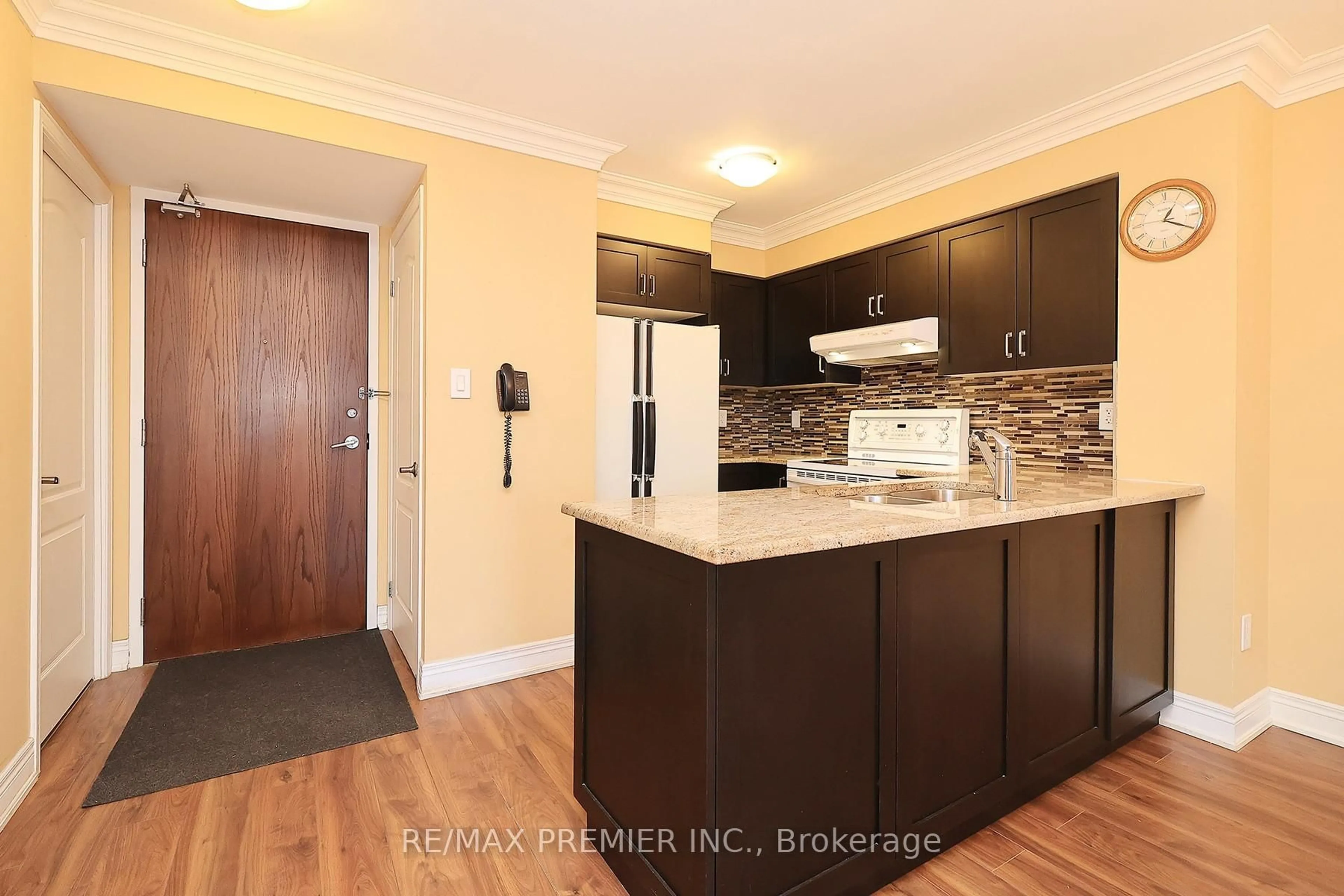 Standard kitchen, wood/laminate floor for 2772 Keele St #405, Toronto Ontario M3M 0A3