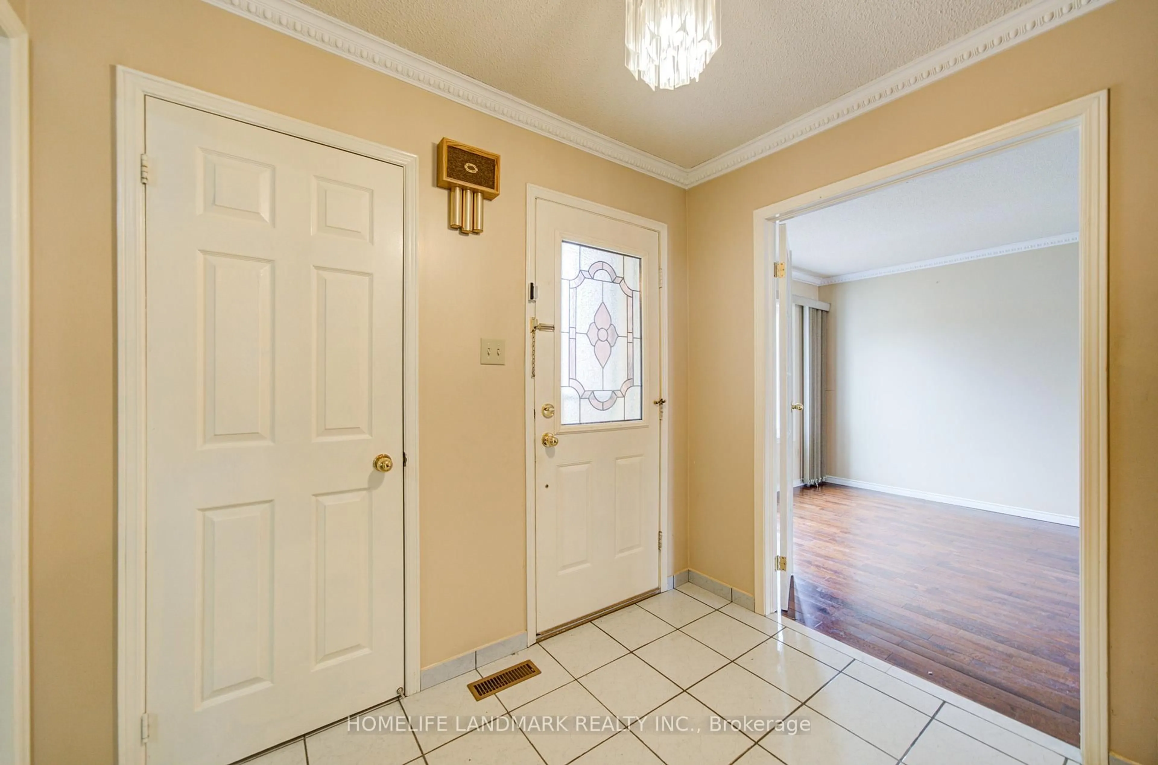 Indoor entryway for 9 Duggan Dr, Brampton Ontario L6Y 4K8