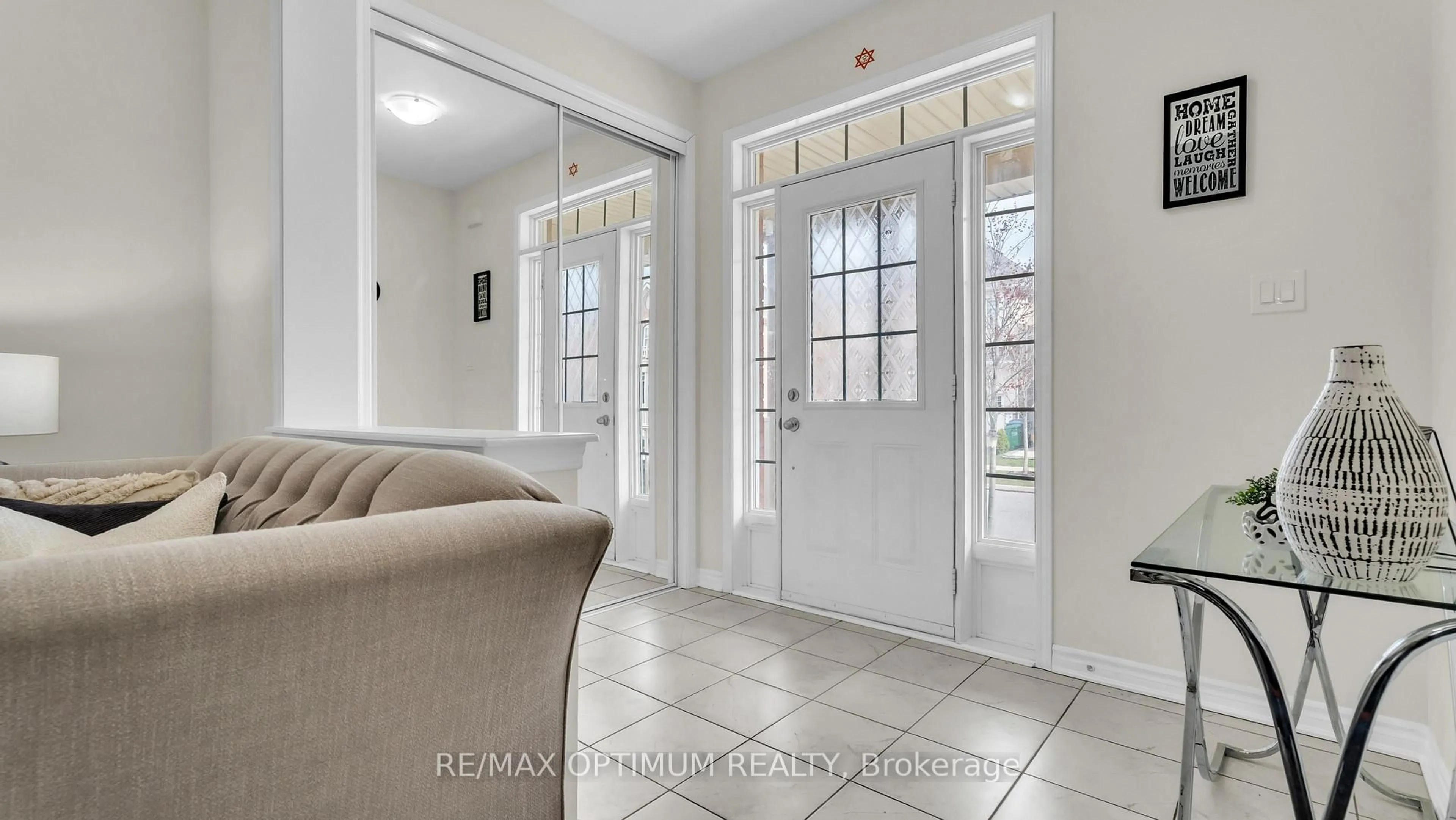 Indoor entryway for 11 Emerald Coast Tr, Brampton Ontario L7A 5A7