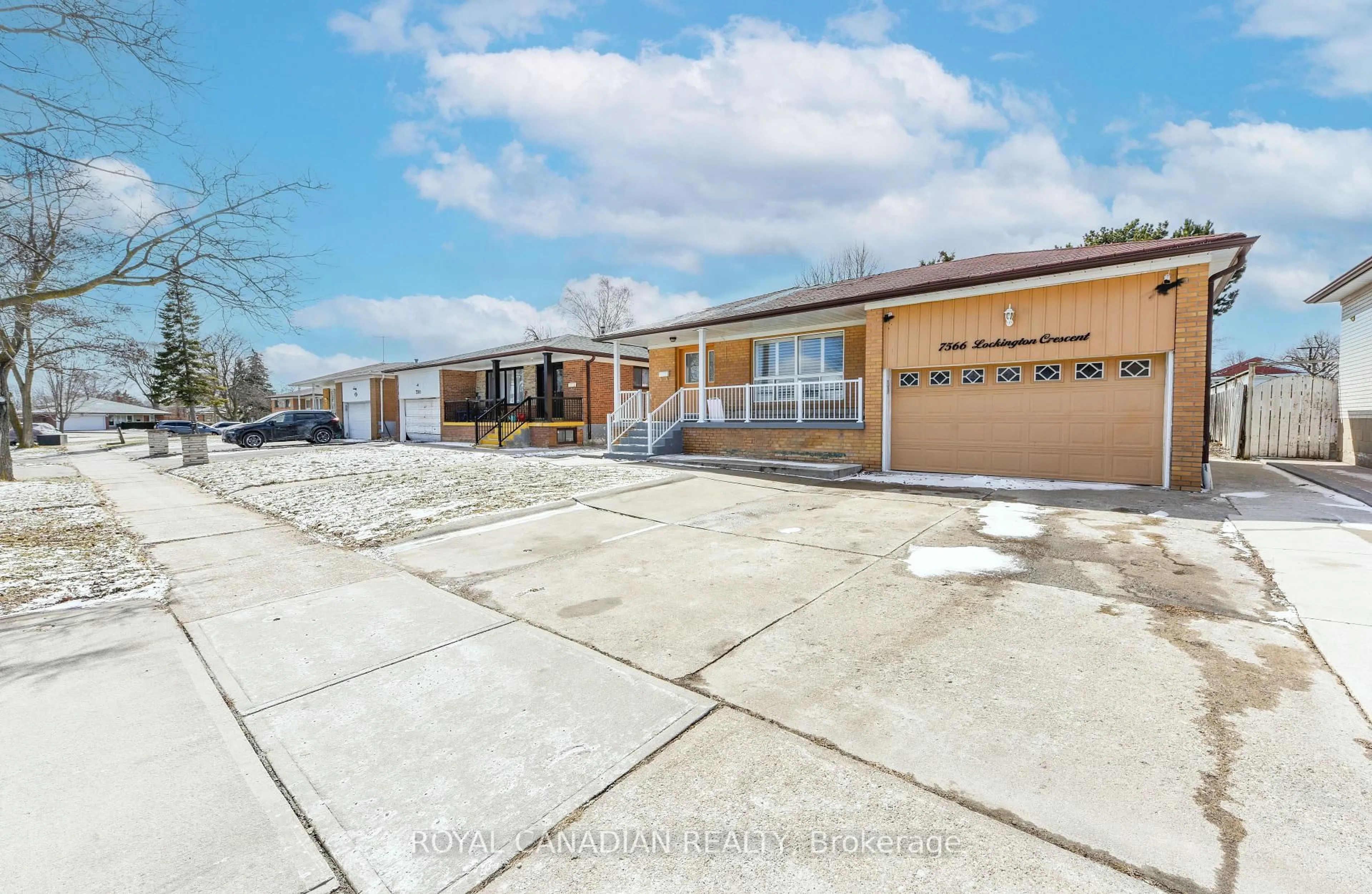 A pic from outside/outdoor area/front of a property/back of a property/a pic from drone, street for 7566 Lockington Cres, Mississauga Ontario L4T 2V5