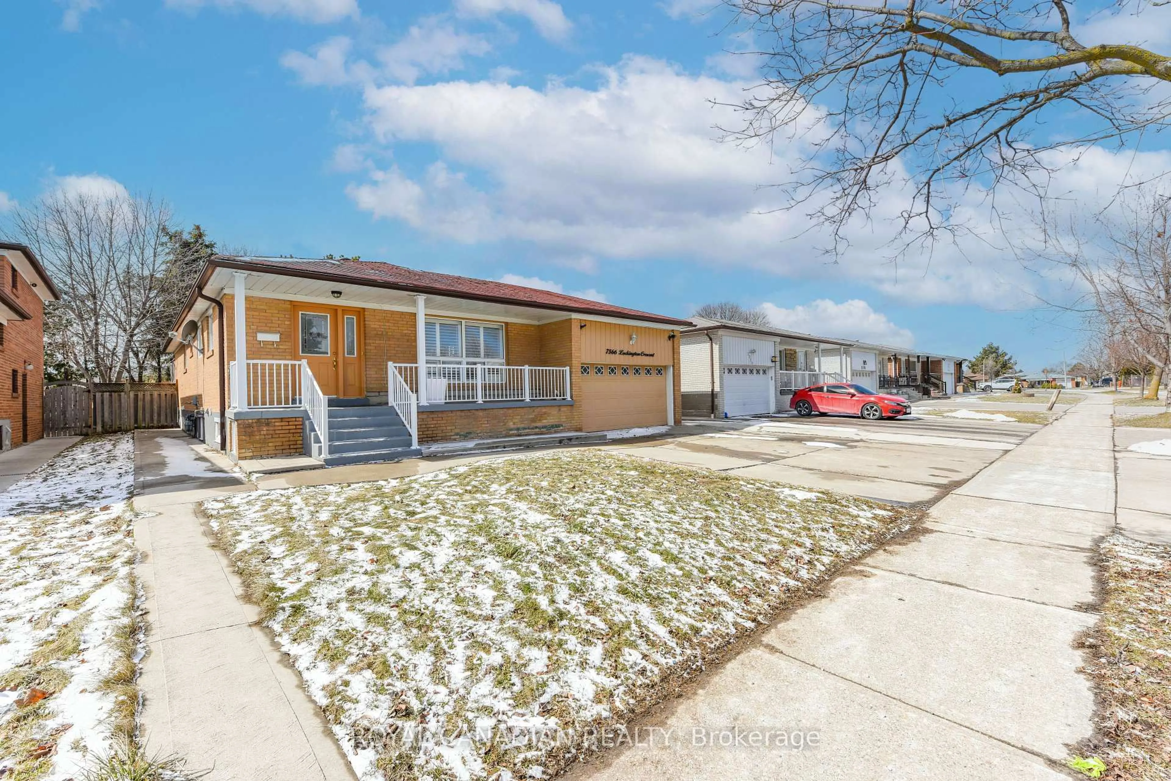 A pic from outside/outdoor area/front of a property/back of a property/a pic from drone, street for 7566 Lockington Cres, Mississauga Ontario L4T 2V5