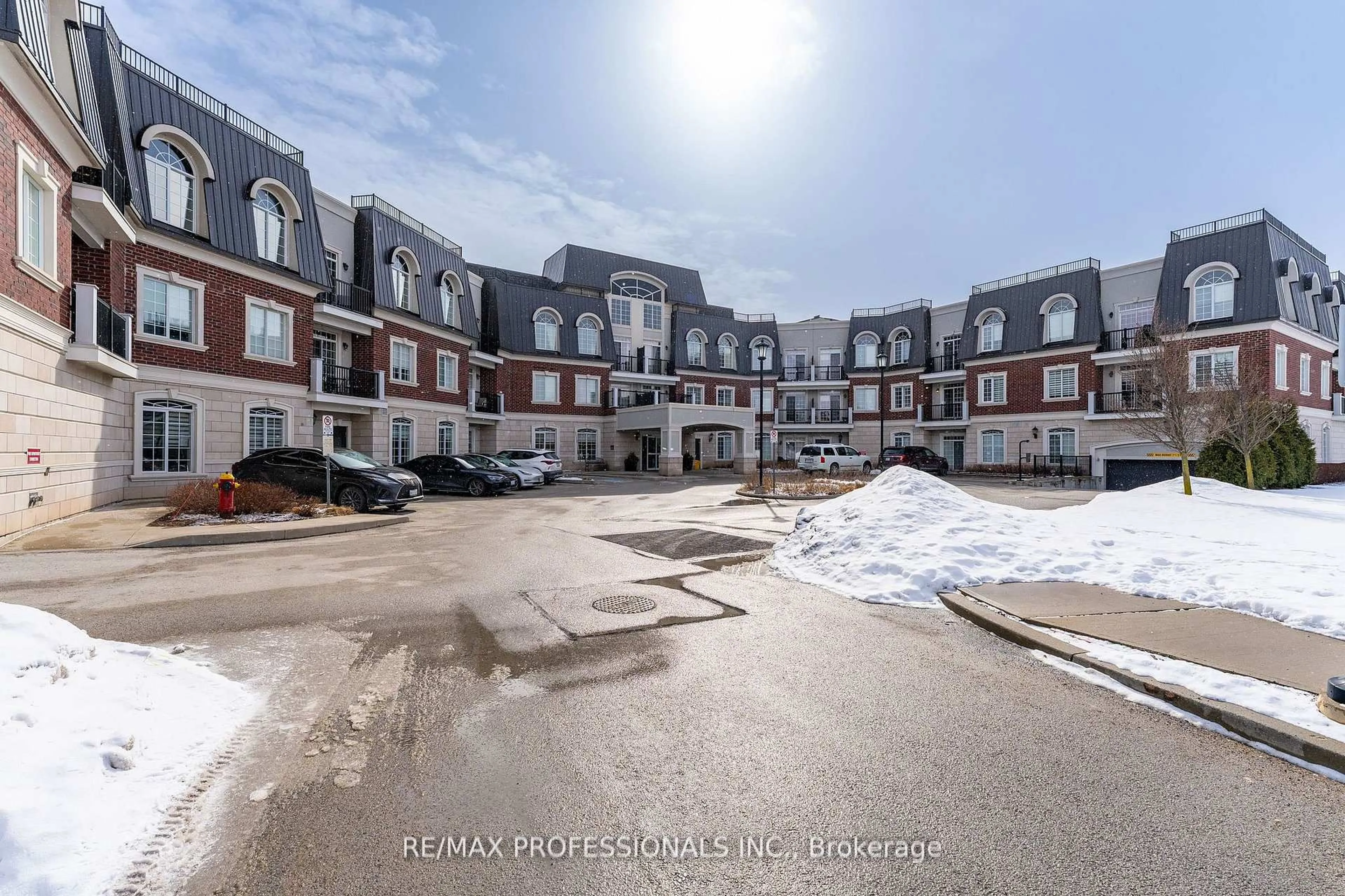 A pic from outside/outdoor area/front of a property/back of a property/a pic from drone, unknown for 2300 Upper Middle Rd #228, Oakville Ontario L6M 0T4