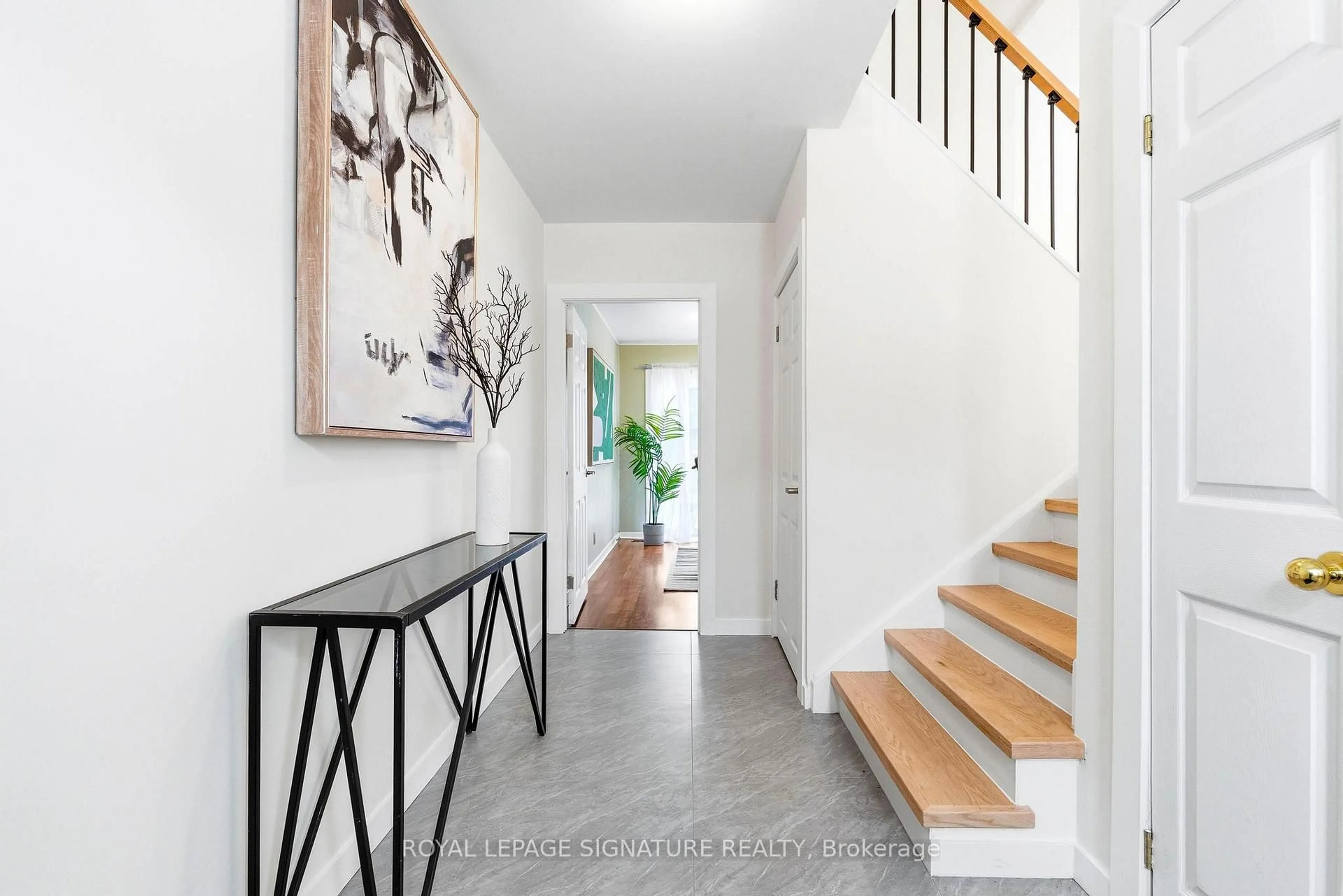 Indoor entryway for 1271 Canford Cres, Mississauga Ontario L5J 3M9