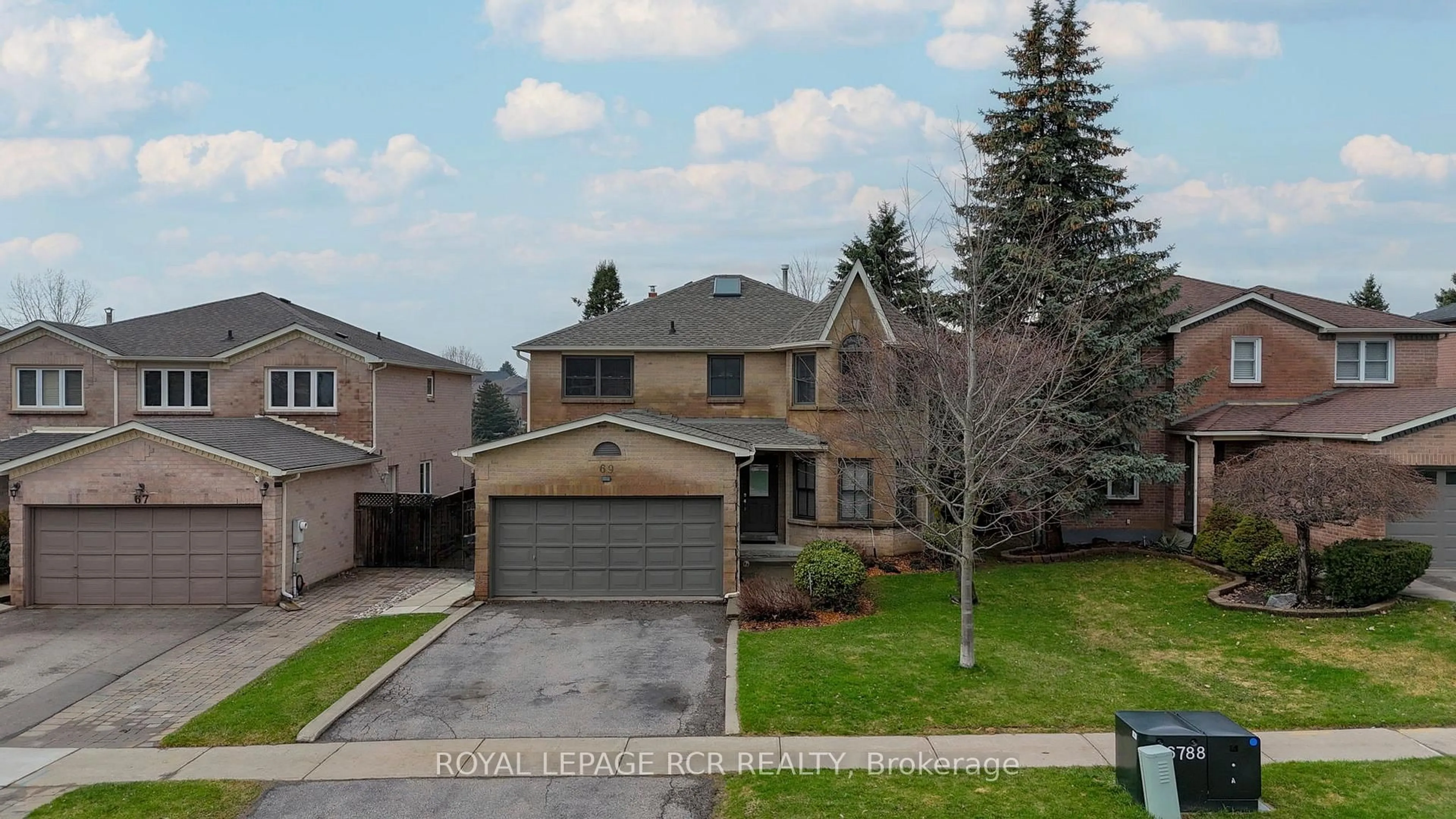 A pic from outside/outdoor area/front of a property/back of a property/a pic from drone, street for 69 St Michaels Cres, Caledon Ontario L7E 5Y9