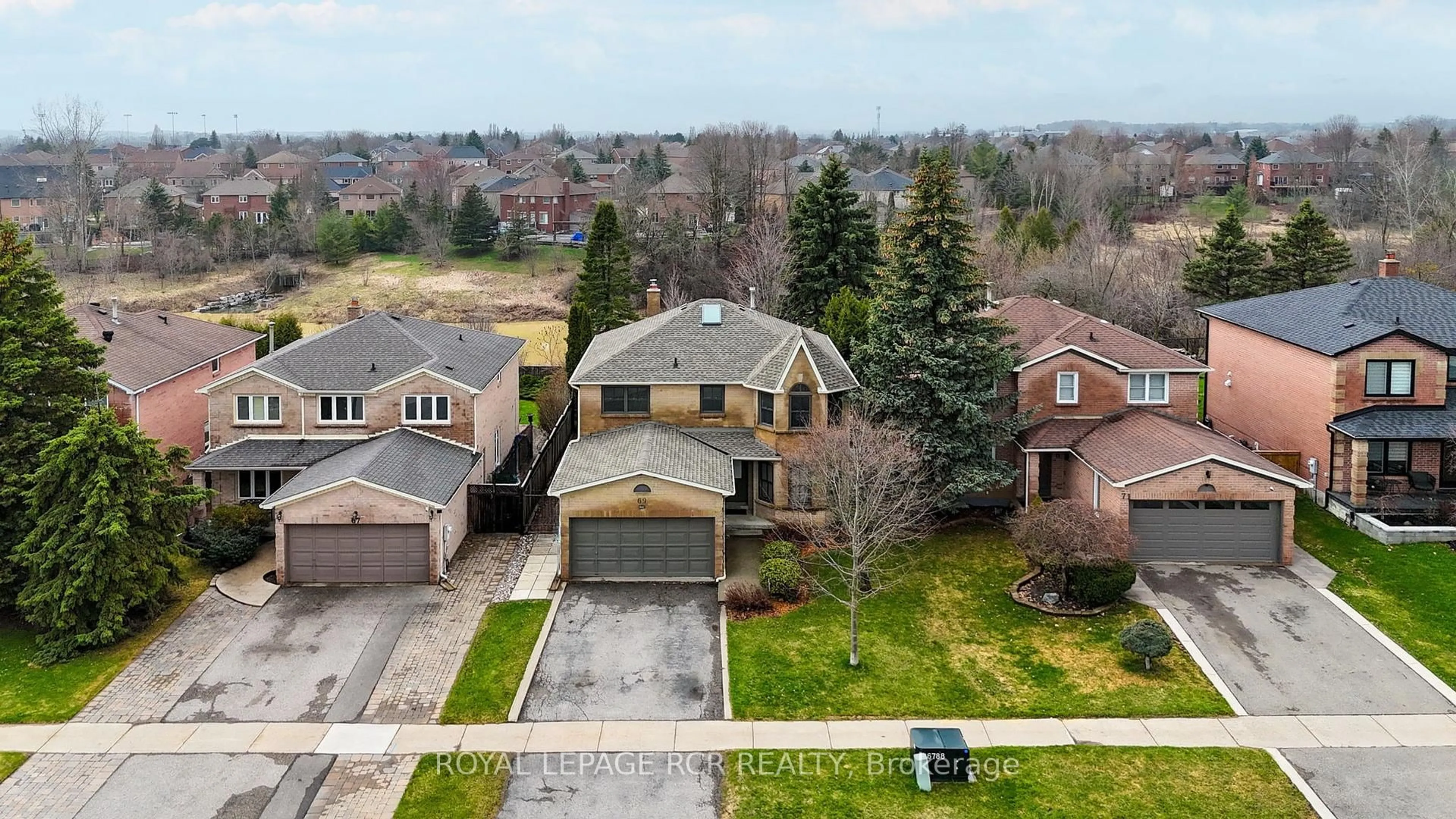 A pic from outside/outdoor area/front of a property/back of a property/a pic from drone, street for 69 St Michaels Cres, Caledon Ontario L7E 5Y9