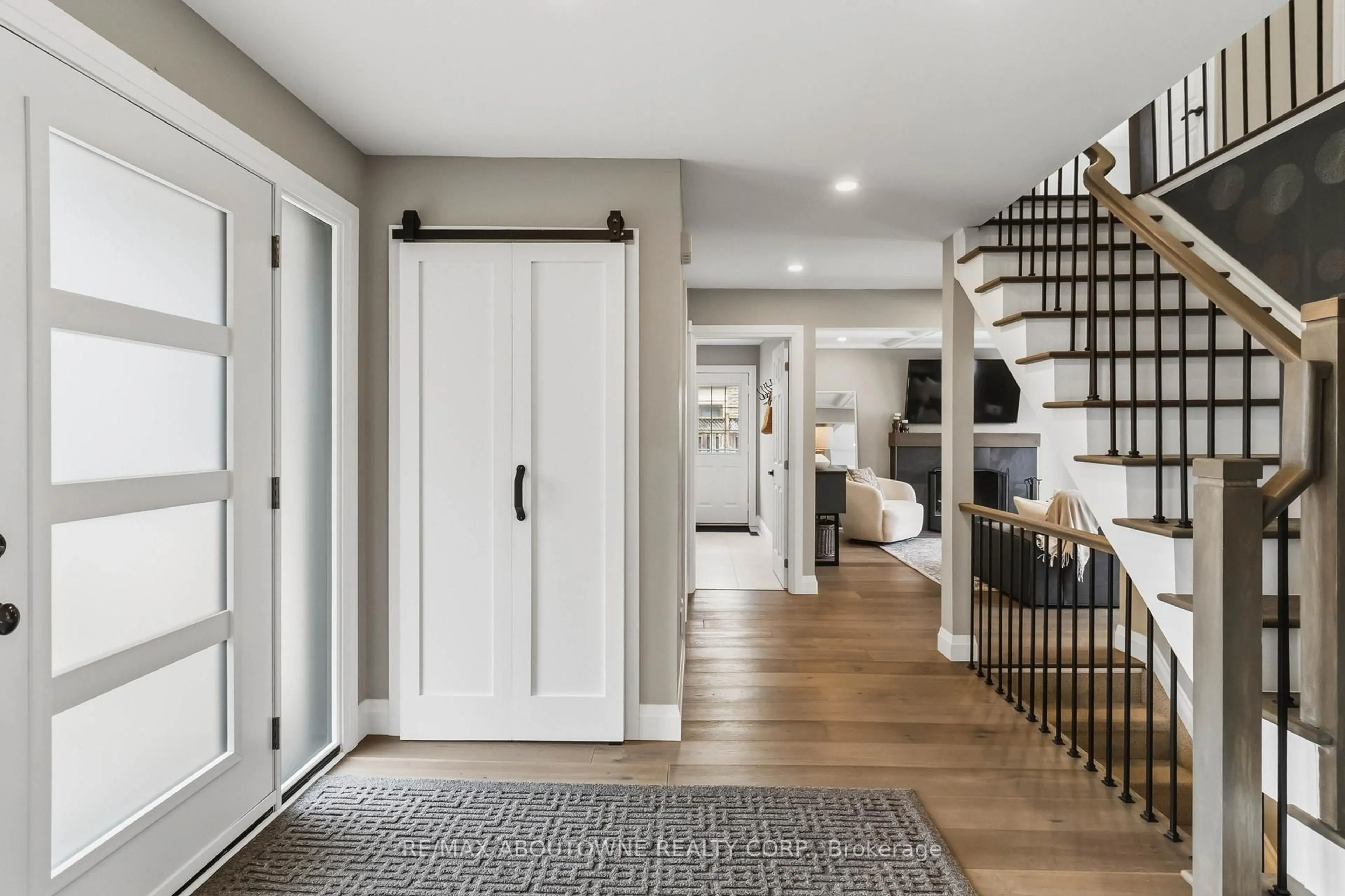 Indoor entryway for 2485 Woburn Cres, Oakville Ontario L6L 5E8