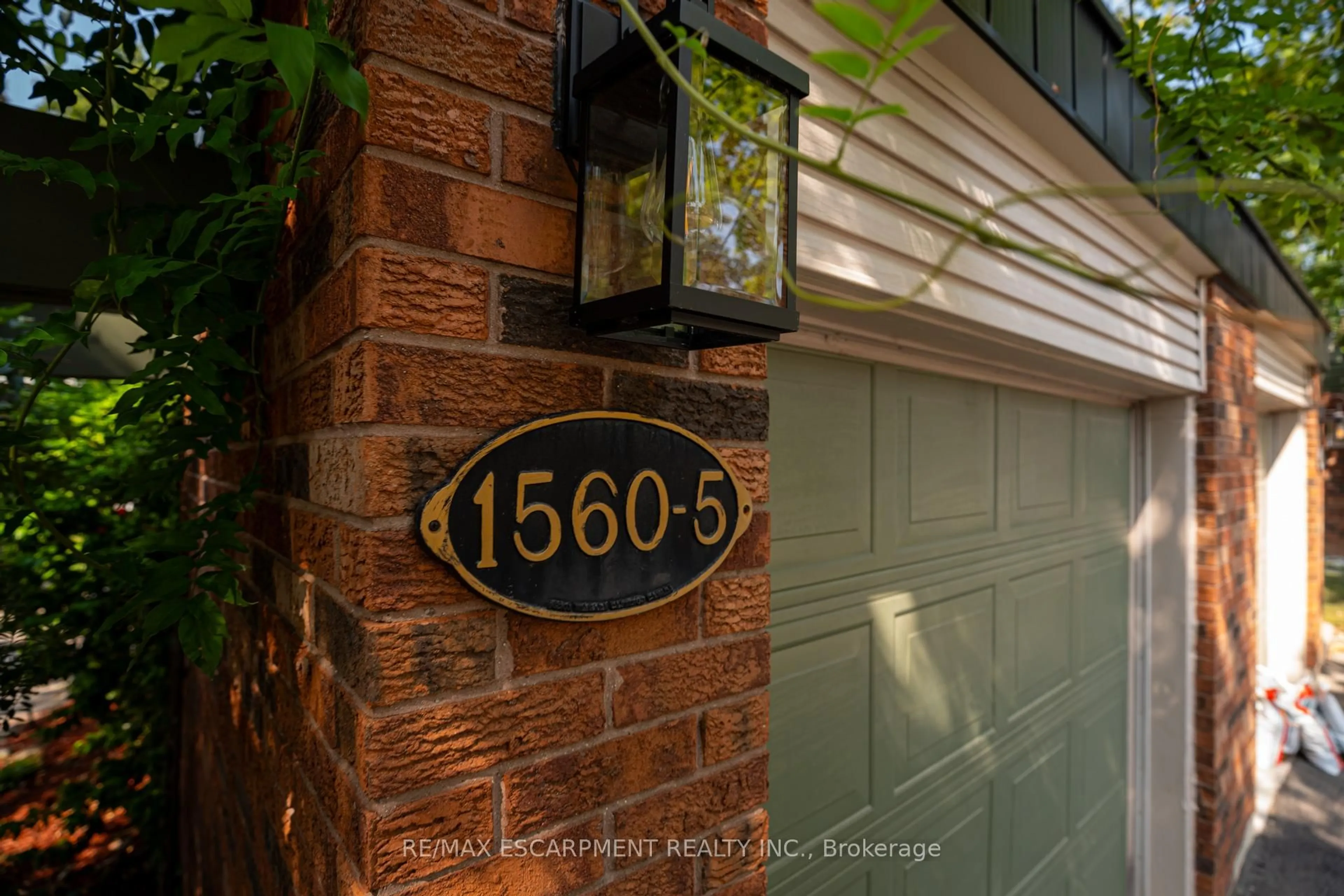 Indoor entryway for 1560 KERNS Rd #5, Burlington Ontario L7P 3A7