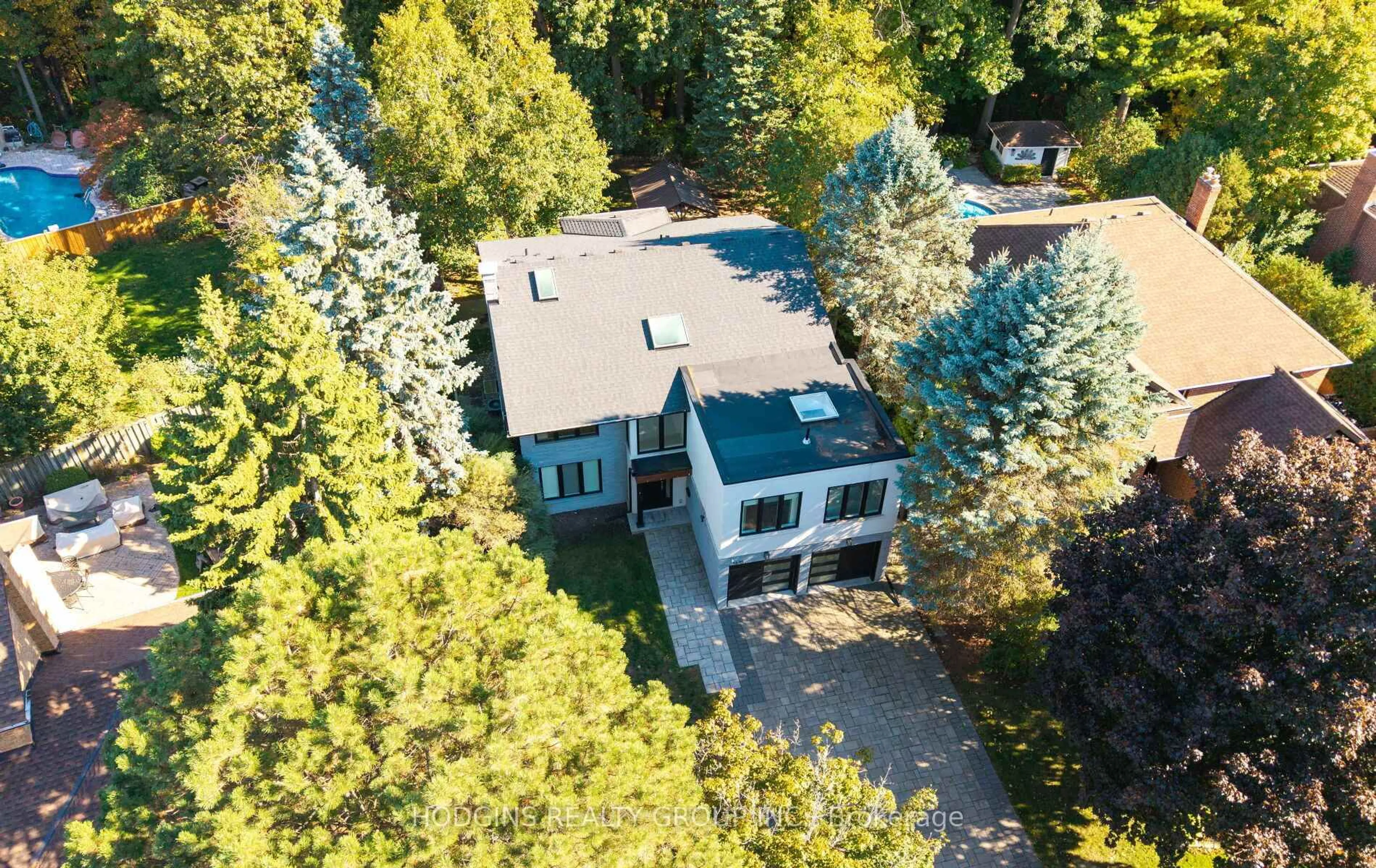 A pic from outside/outdoor area/front of a property/back of a property/a pic from drone, unknown for 1670 Caverly Crt, Mississauga Ontario L5L 3L7