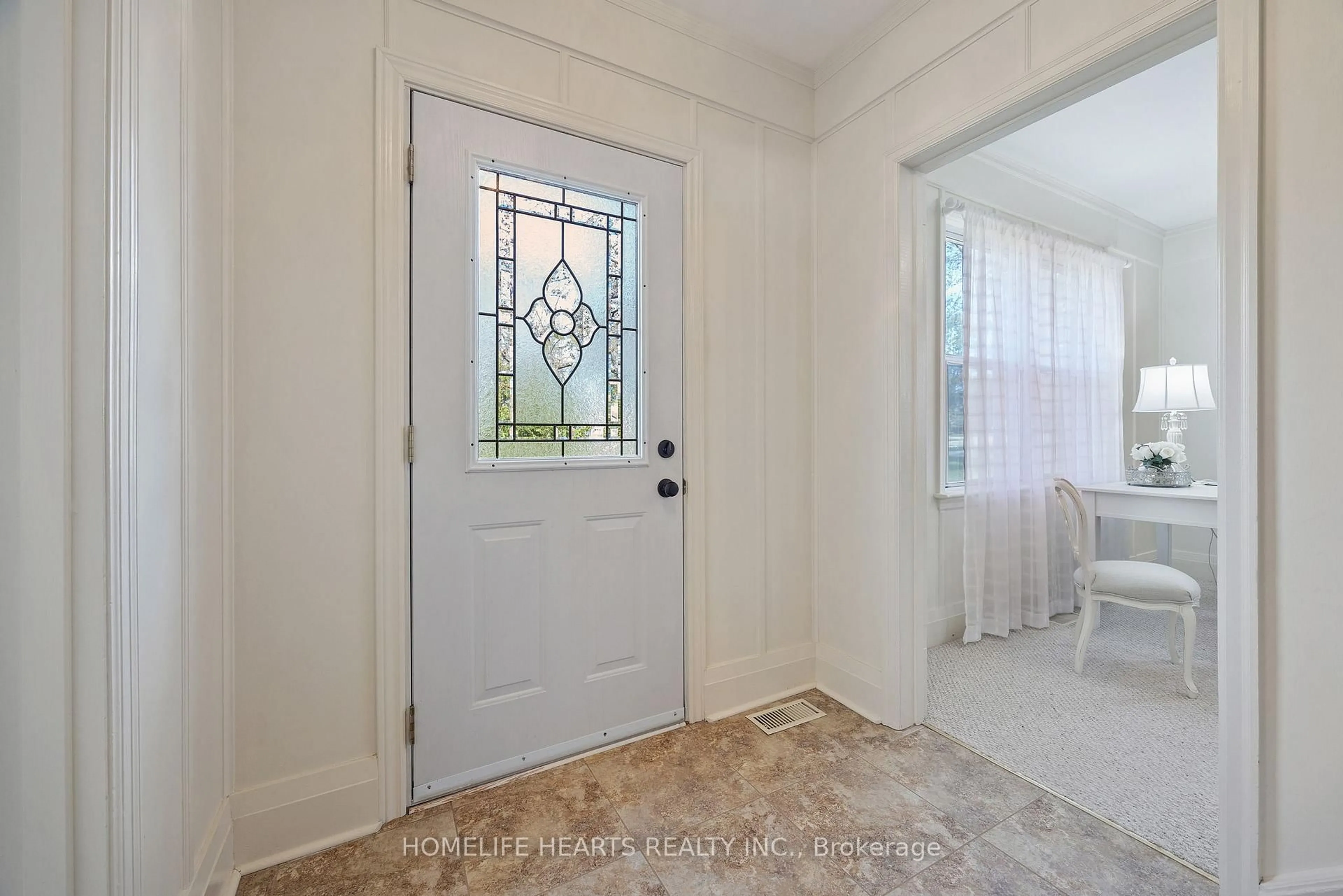 Indoor entryway for 6995 Second Line, Mississauga Ontario L5W 1A1