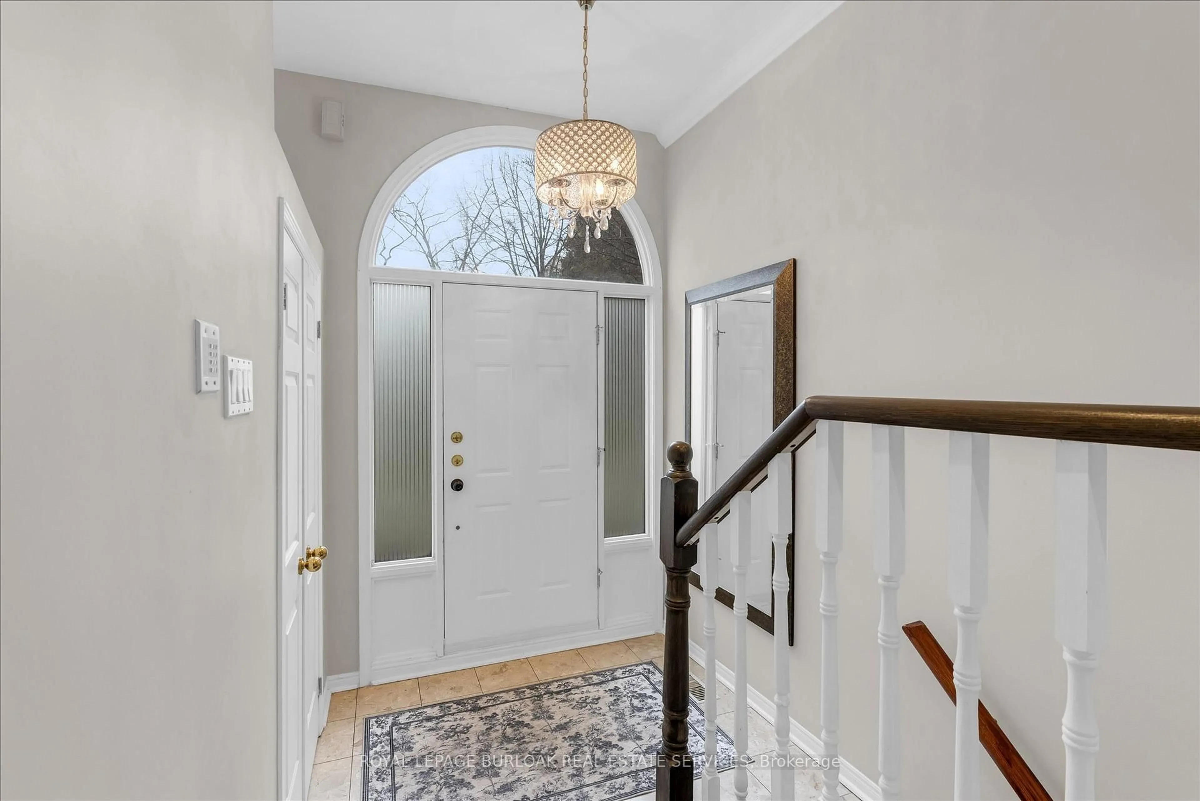 Indoor entryway for 47 Windhaven Pl, Oakville Ontario L6L 6L1