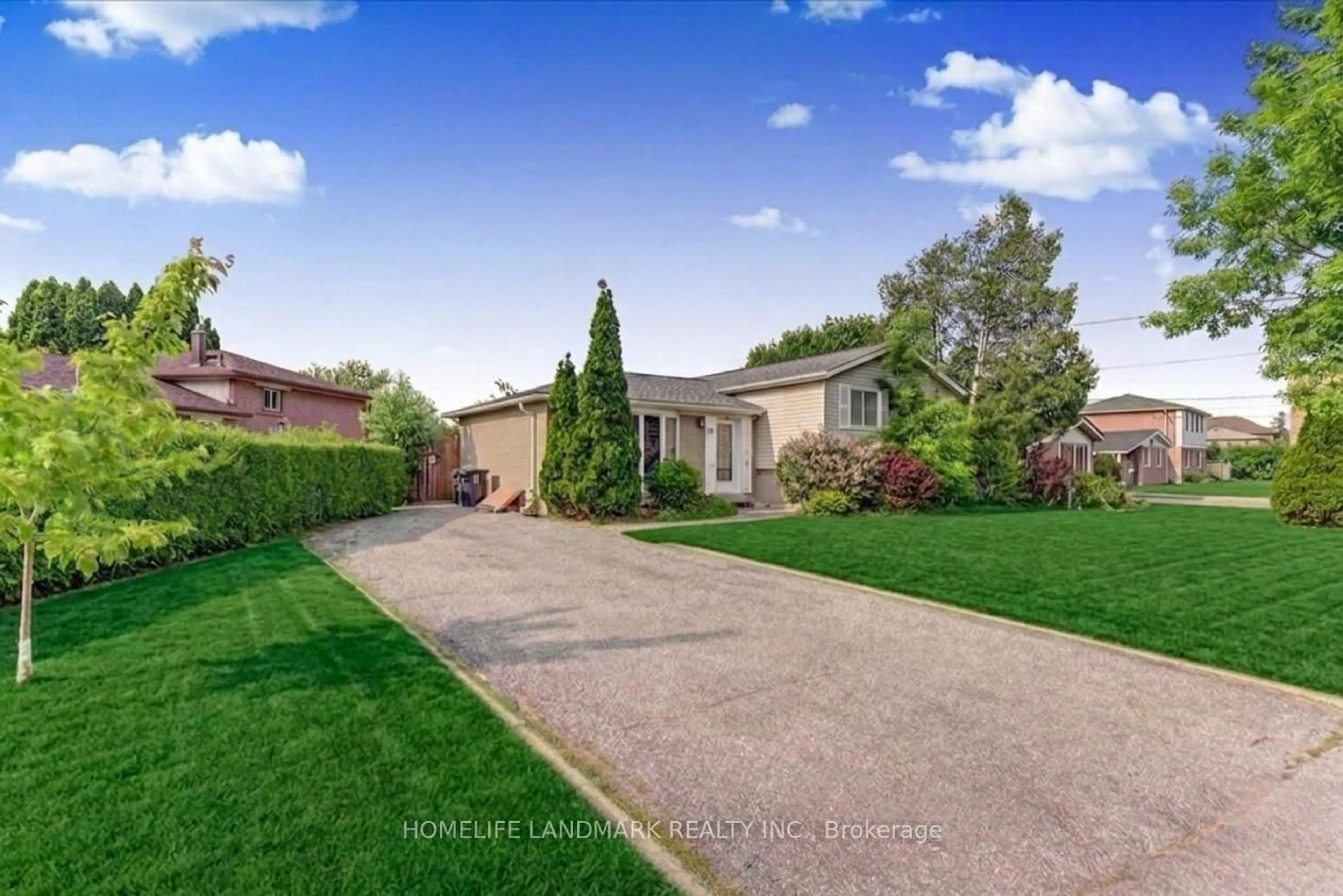 A pic from outside/outdoor area/front of a property/back of a property/a pic from drone, street for 25 Secroft Cres, Toronto Ontario M3N 1R5