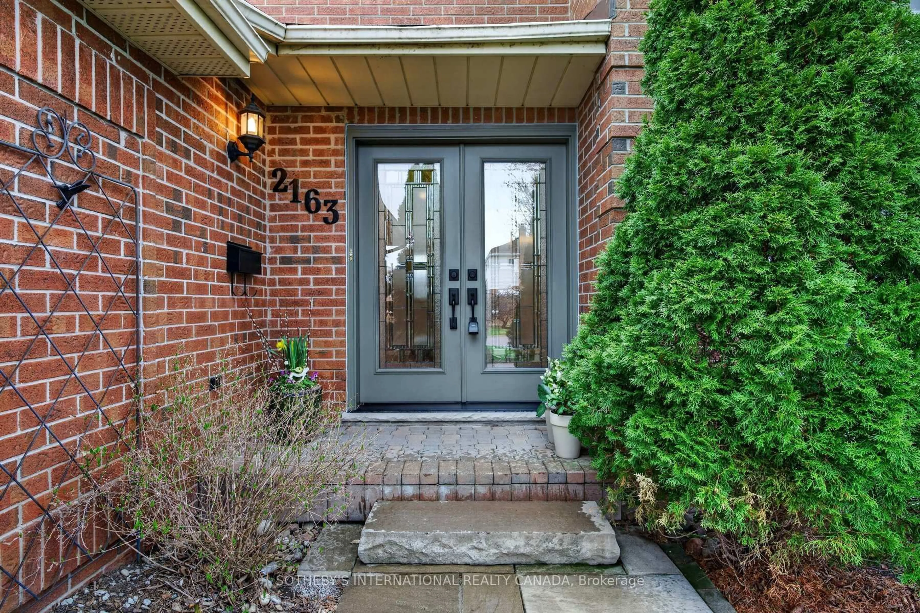 Indoor entryway for 2163 Winding Way, Burlington Ontario L7M 2X2