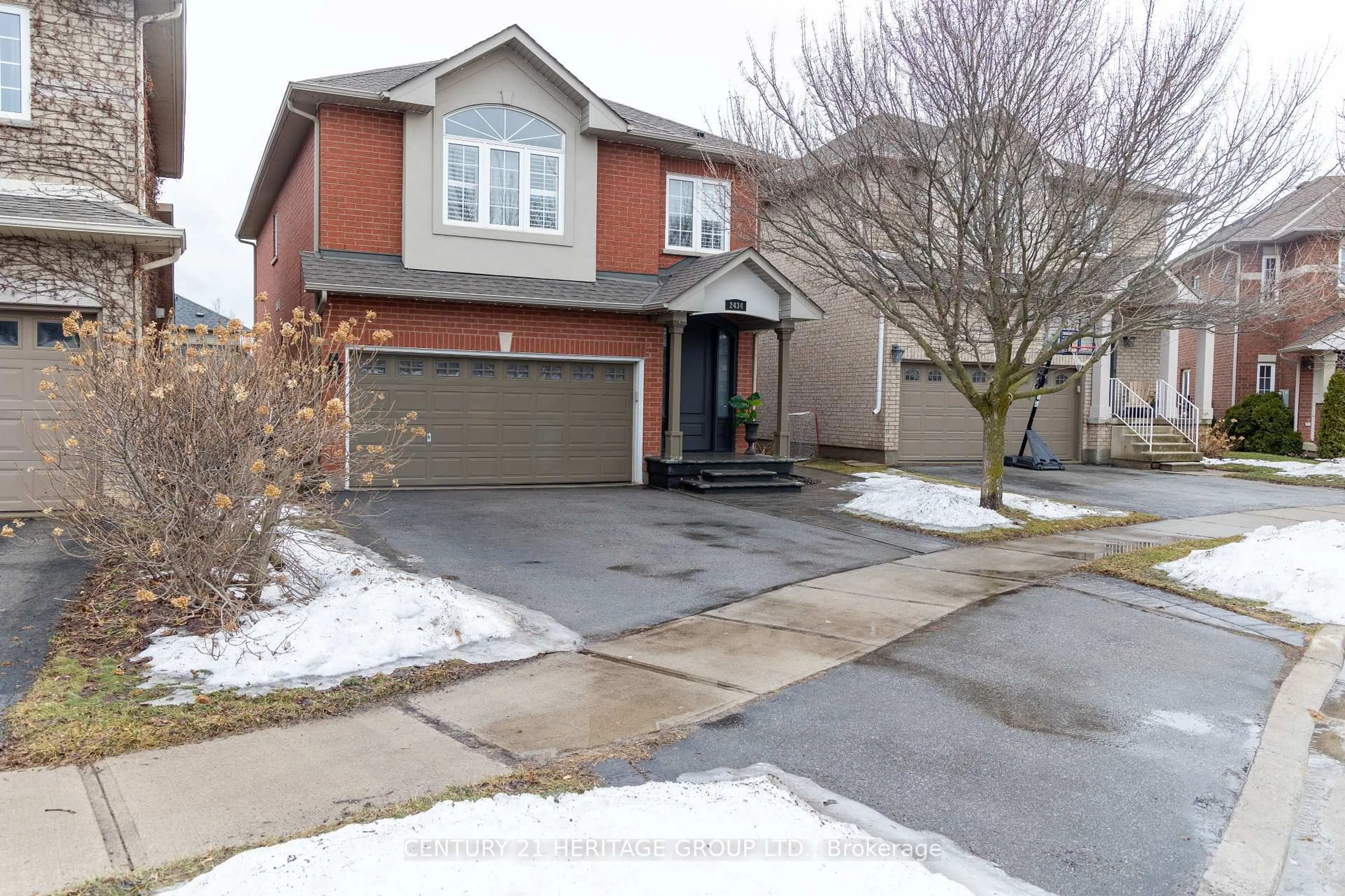 A pic from outside/outdoor area/front of a property/back of a property/a pic from drone, street for 2434 Blue Holly Cres, Oakville Ontario L6M 4V4