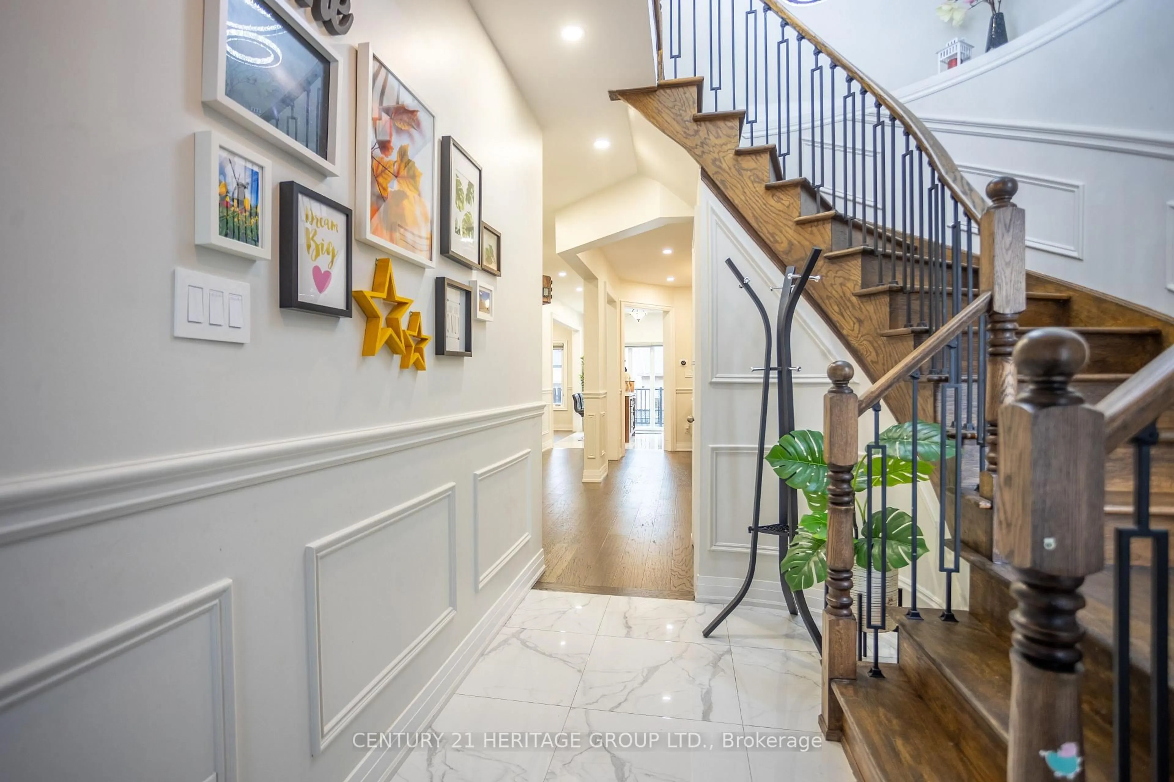 Indoor entryway for 2434 Blue Holly Cres, Oakville Ontario L6M 4V4