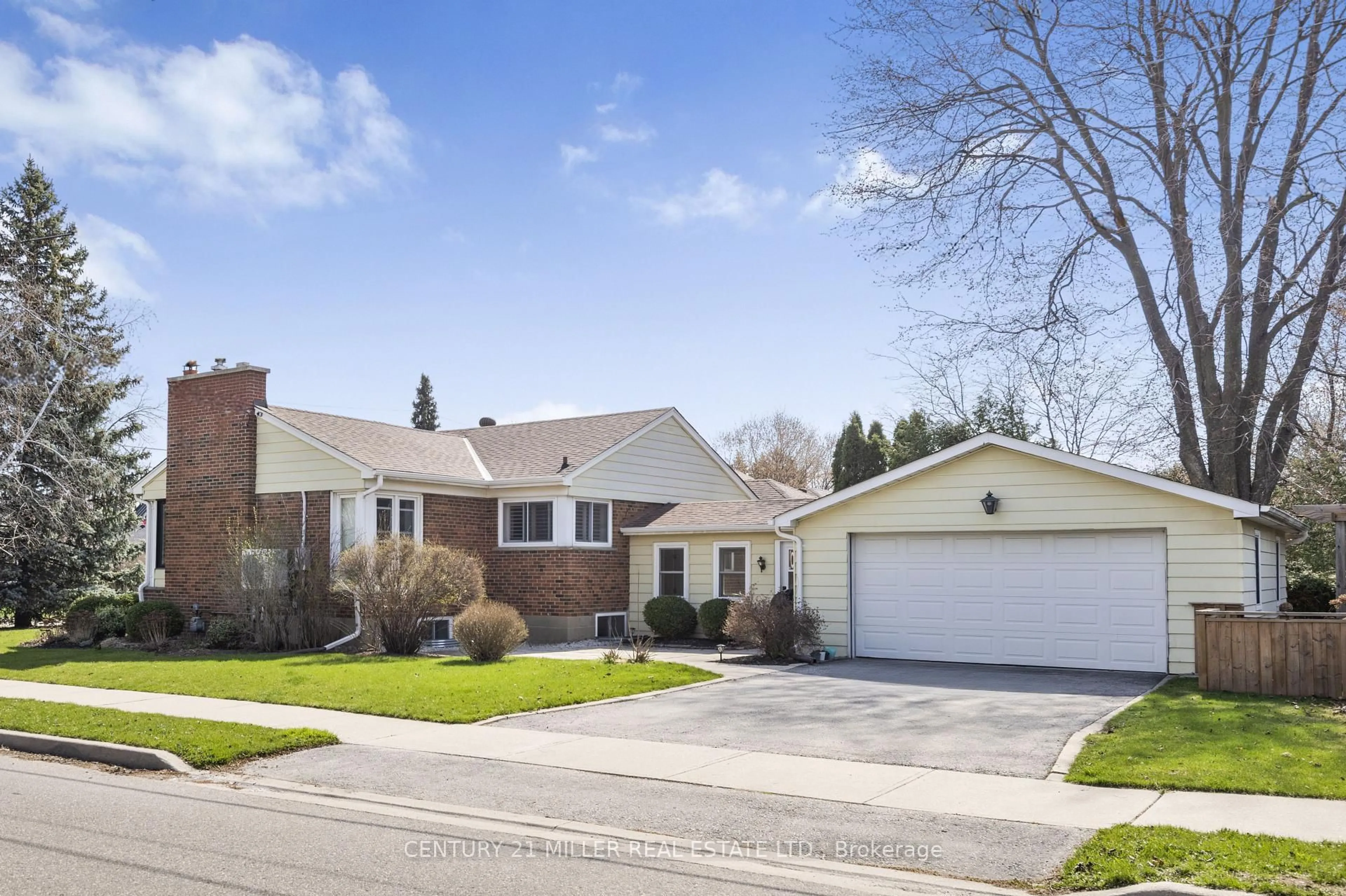 Home with vinyl exterior material, street for 248 Kingsleigh Crt, Milton Ontario L9T 1X7