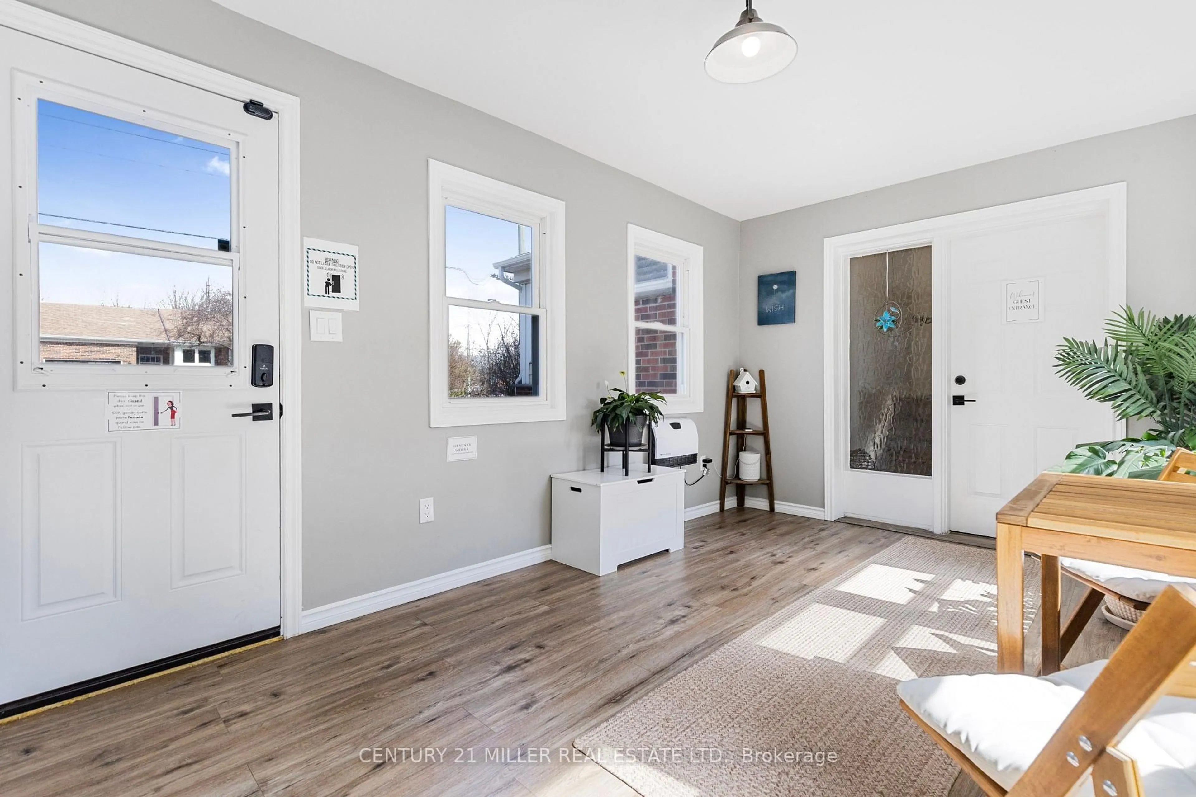 Indoor entryway for 248 Kingsleigh Crt, Milton Ontario L9T 1X7