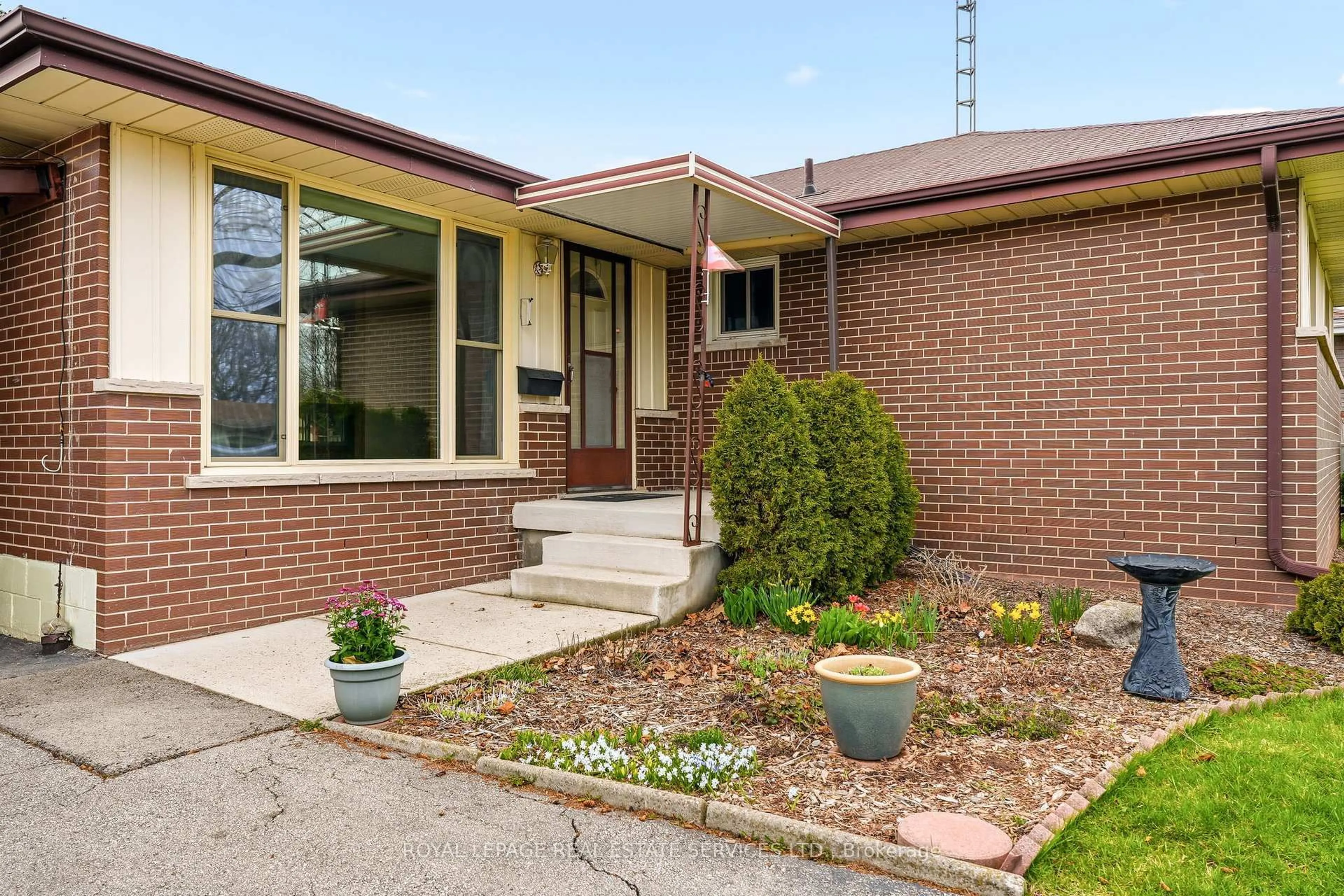 Home with brick exterior material, street for 384 Appleby Line, Burlington Ontario L7L 2X8