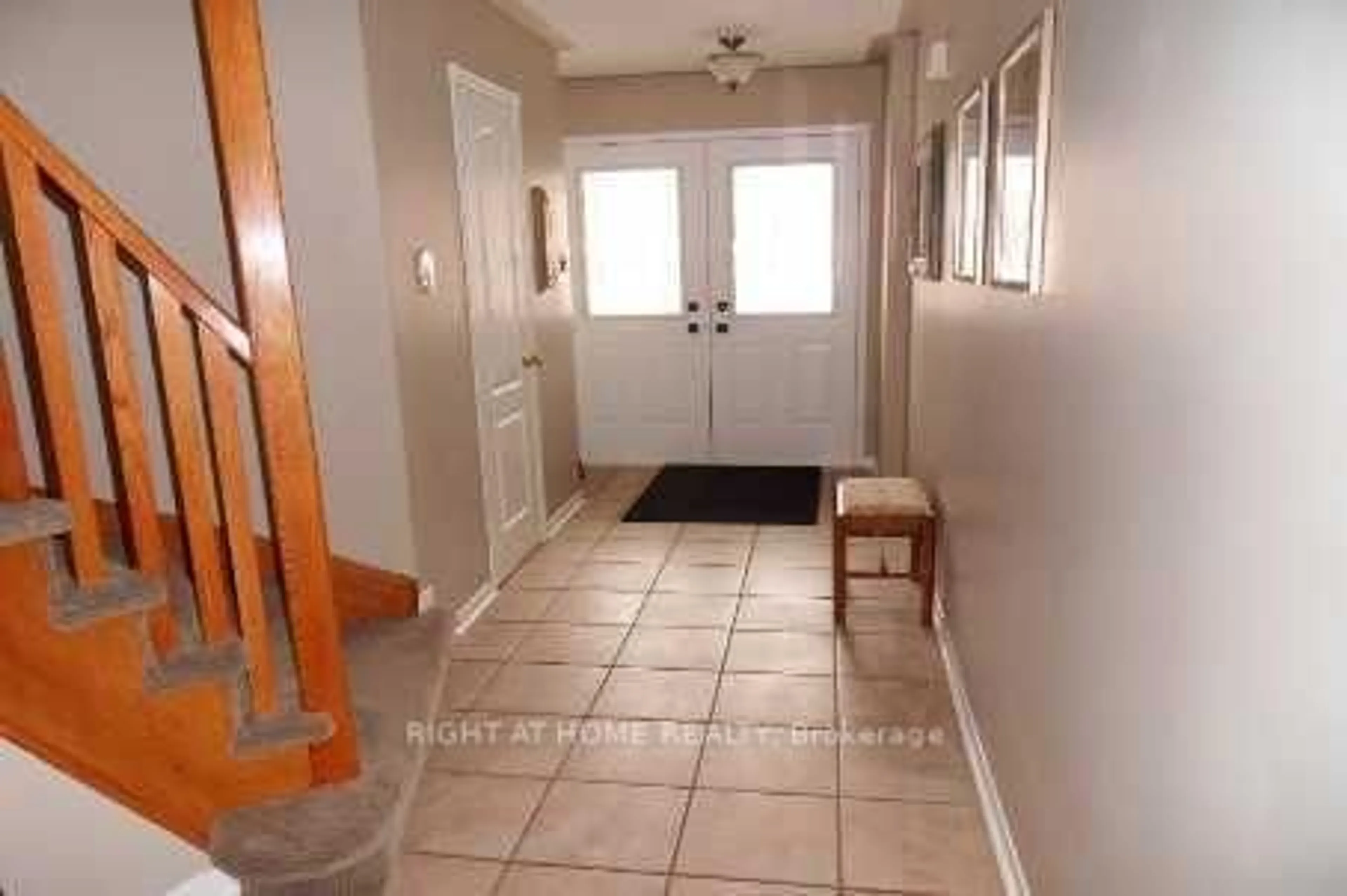 Indoor entryway for 377 Turnberry Cres, Mississauga Ontario L4Z 3W3