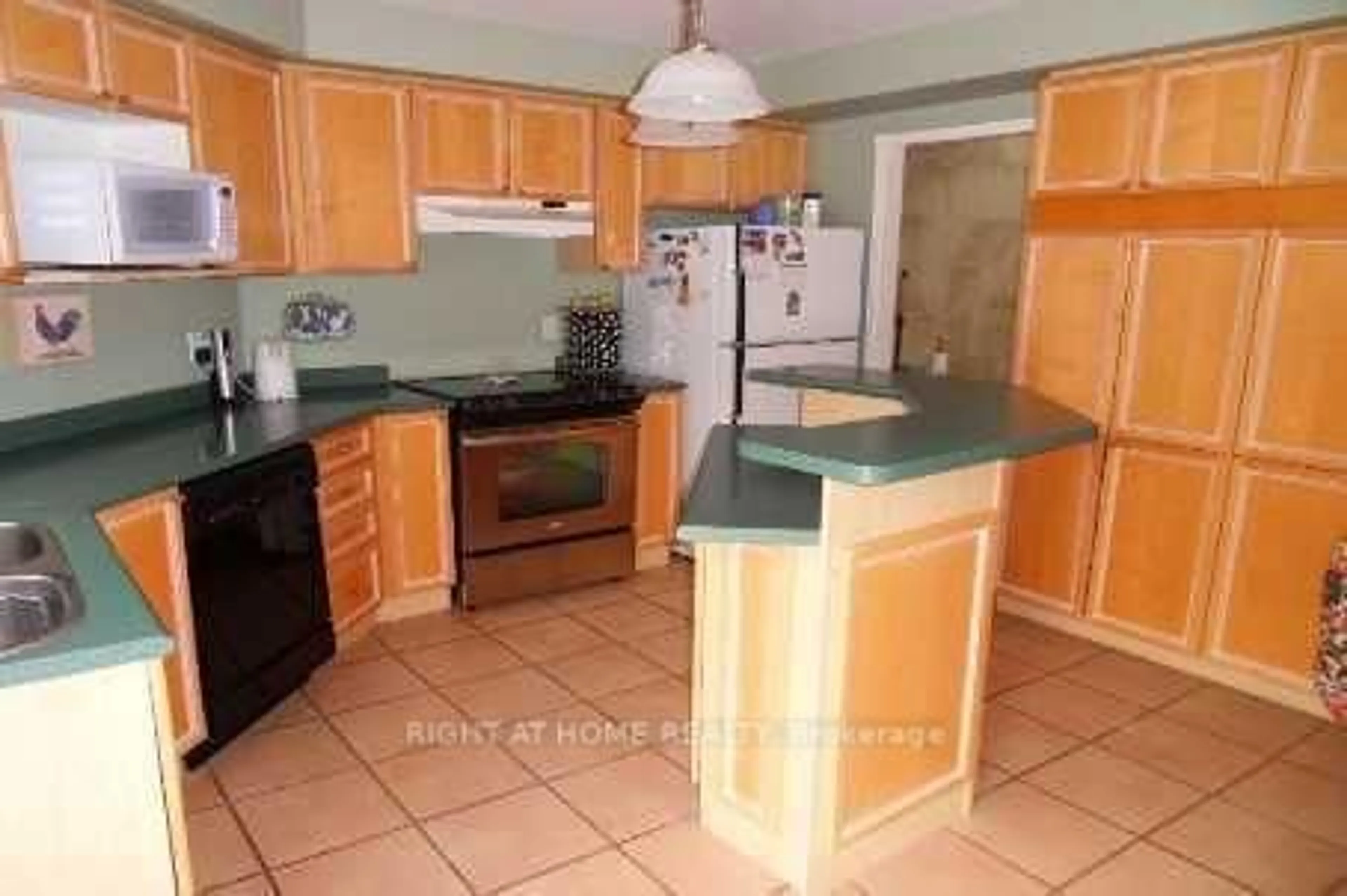 Standard kitchen, ceramic/tile floor for 377 Turnberry Cres, Mississauga Ontario L4Z 3W3