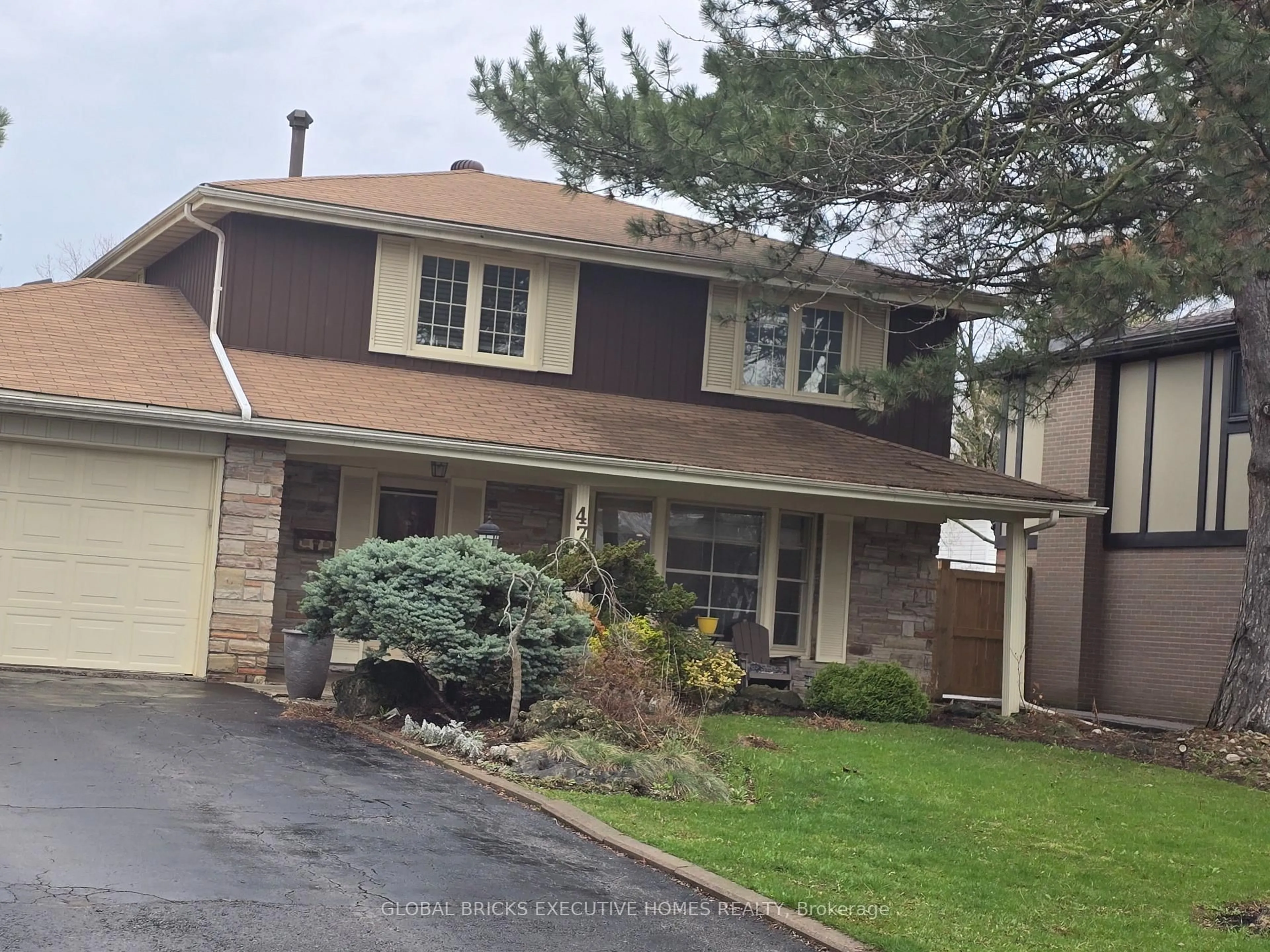 Home with vinyl exterior material, street for 47 Parkview Pl, Brampton Ontario L6W 2G2