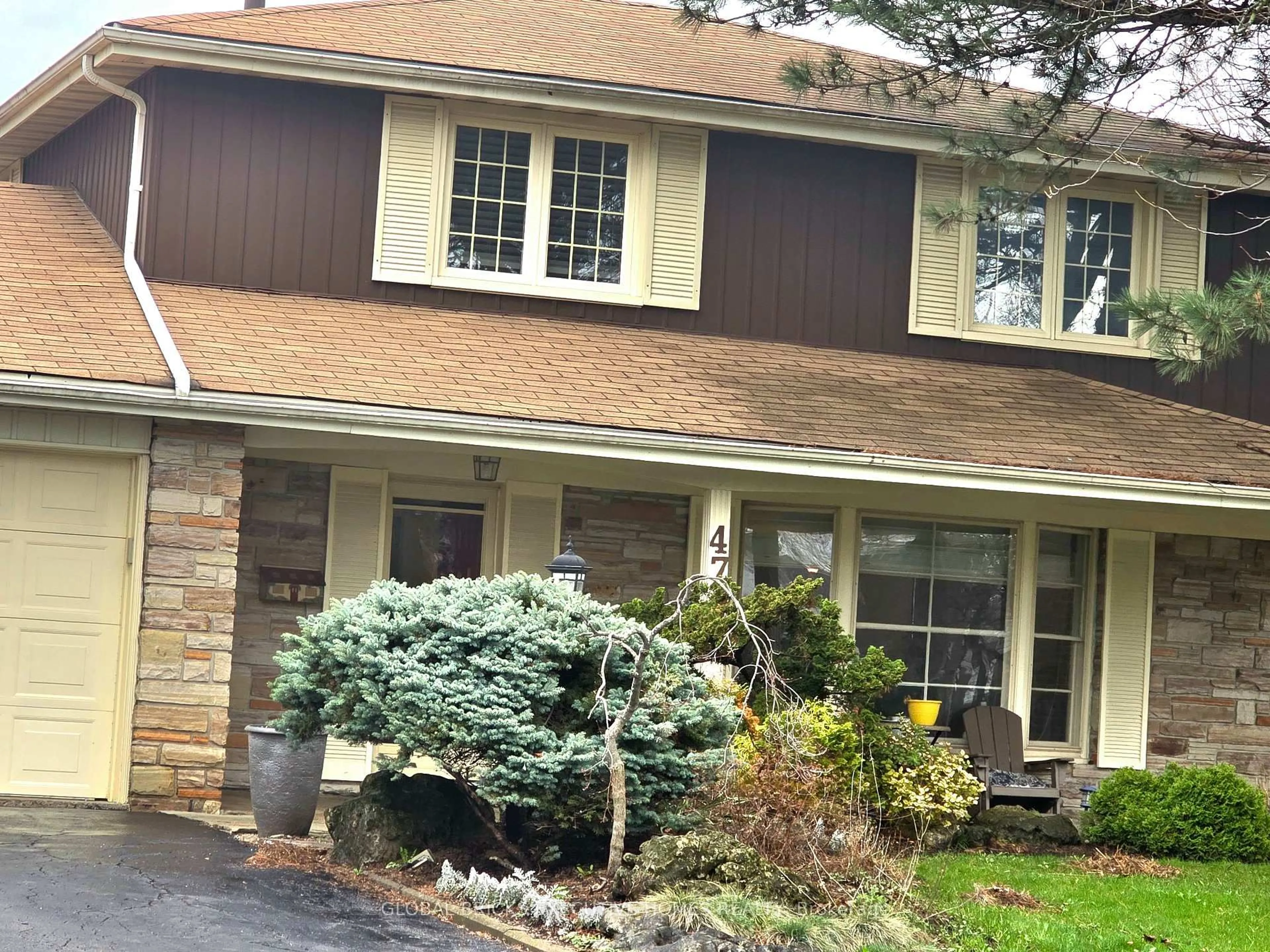 Home with vinyl exterior material, mountain view for 47 Parkview Pl, Brampton Ontario L6W 2G2