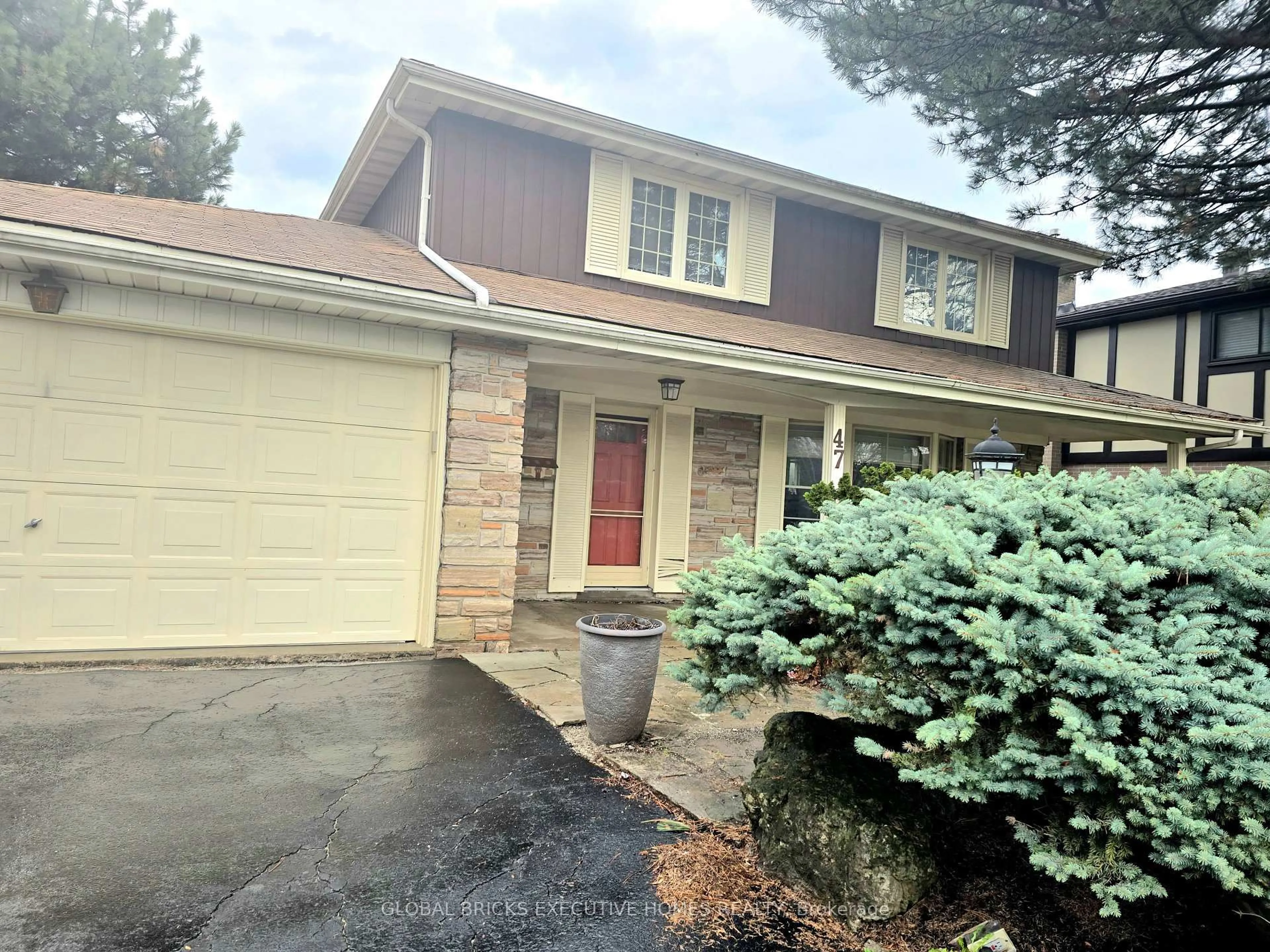 Home with vinyl exterior material, street for 47 Parkview Pl, Brampton Ontario L6W 2G2