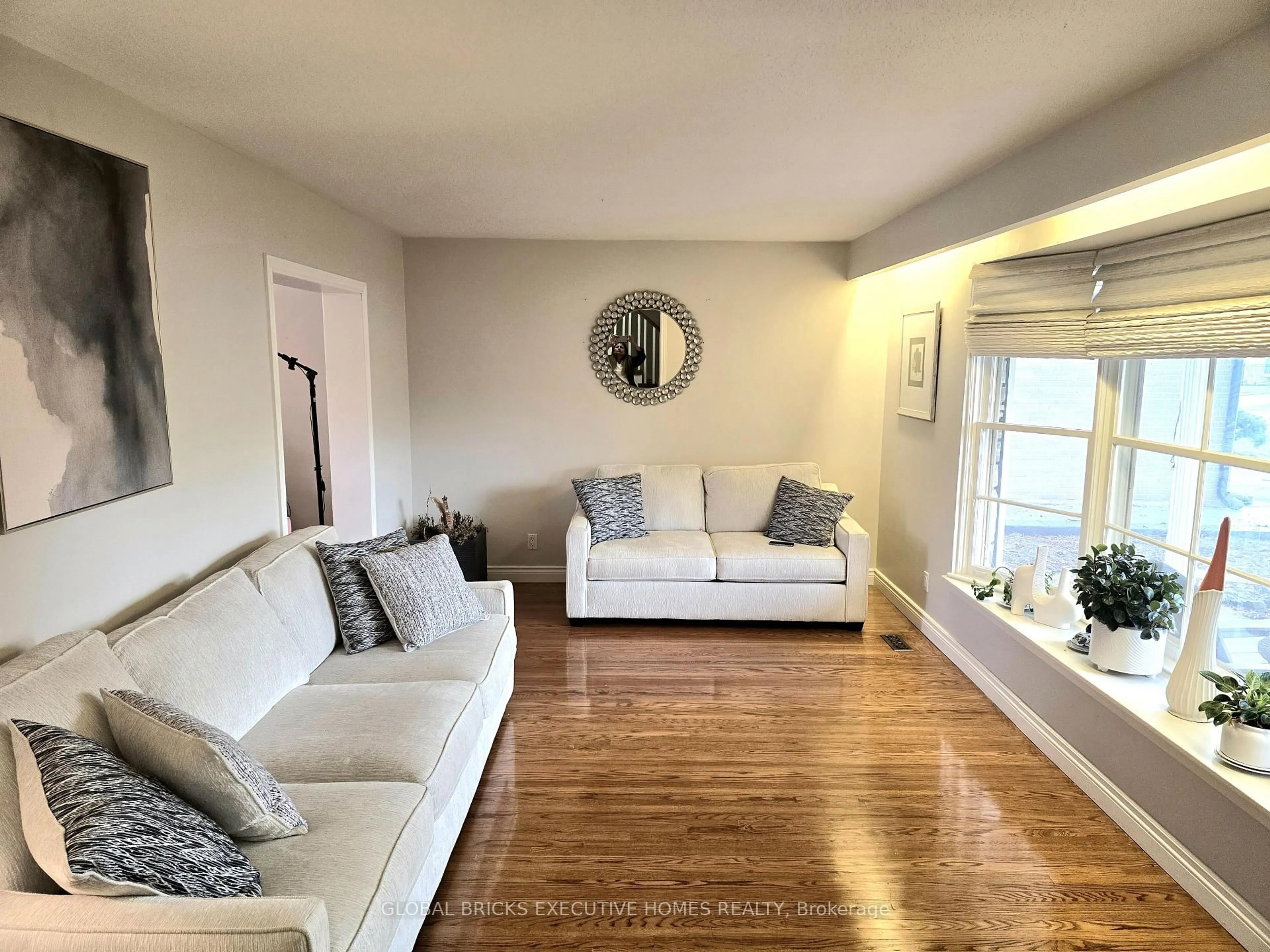 Living room with furniture, unknown for 47 Parkview Pl, Brampton Ontario L6W 2G2