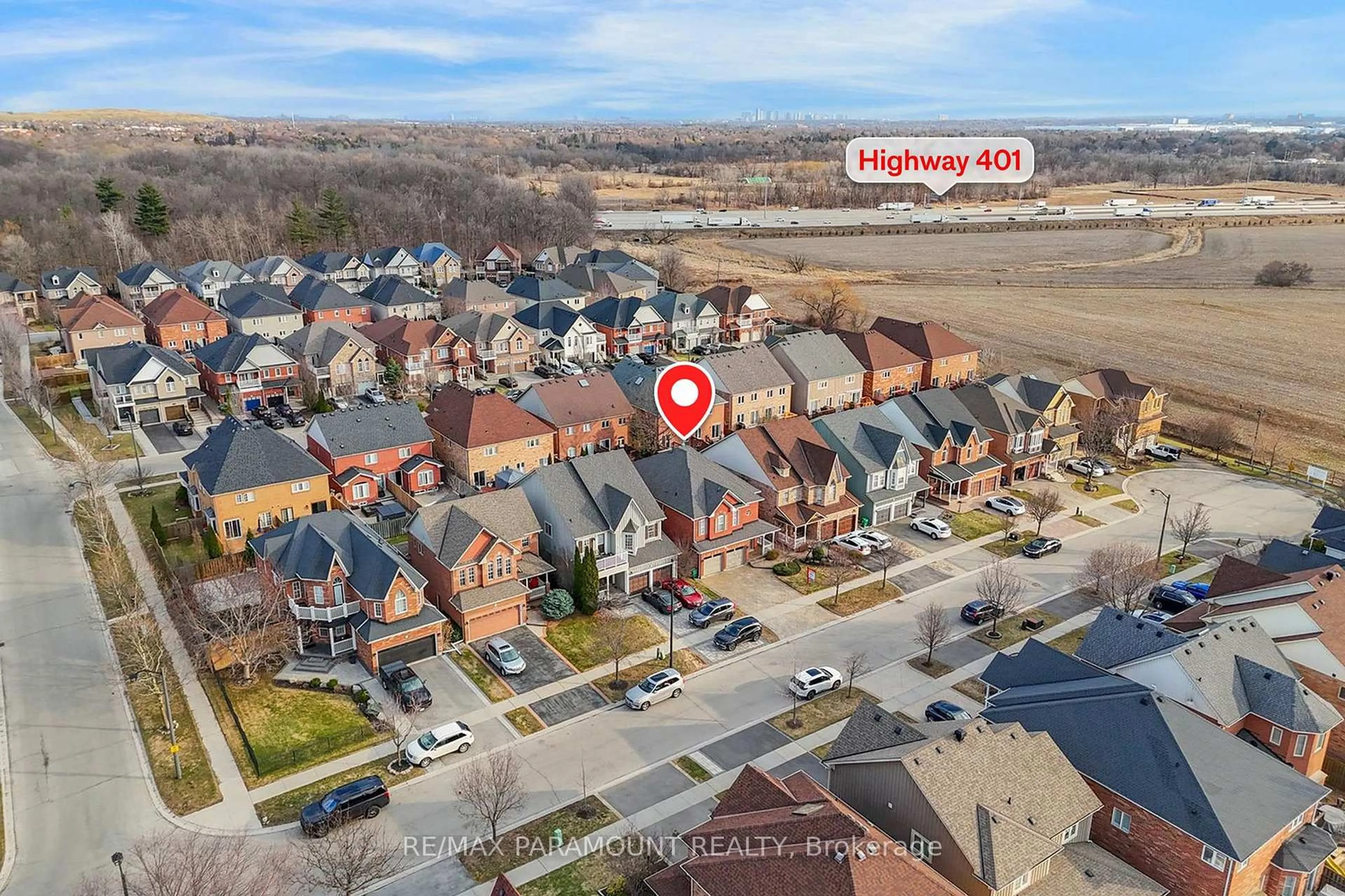 A pic from outside/outdoor area/front of a property/back of a property/a pic from drone, street for 1122 Lamplight Way, Mississauga Ontario L5W 1J4