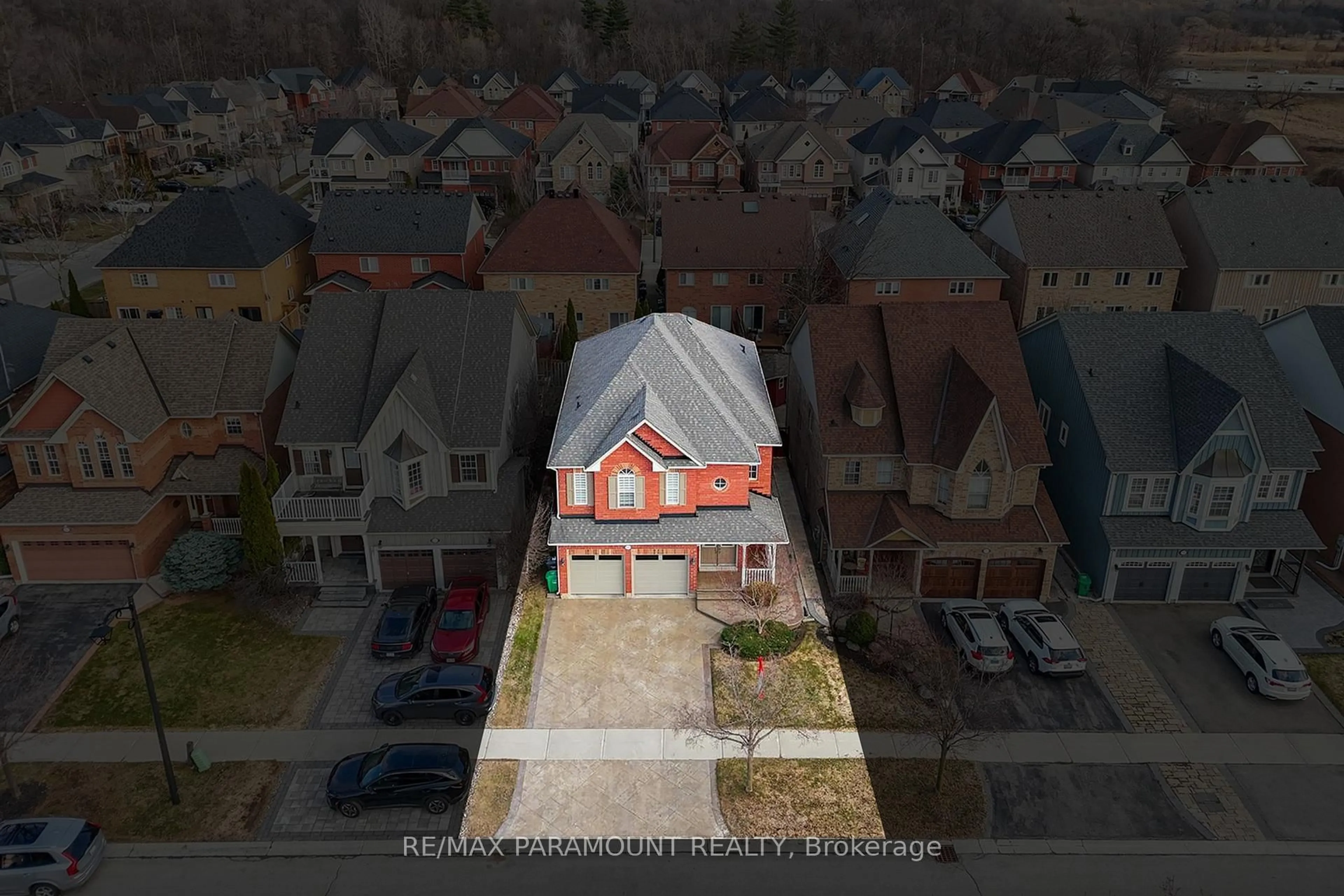 A pic from outside/outdoor area/front of a property/back of a property/a pic from drone, street for 1122 Lamplight Way, Mississauga Ontario L5W 1J4