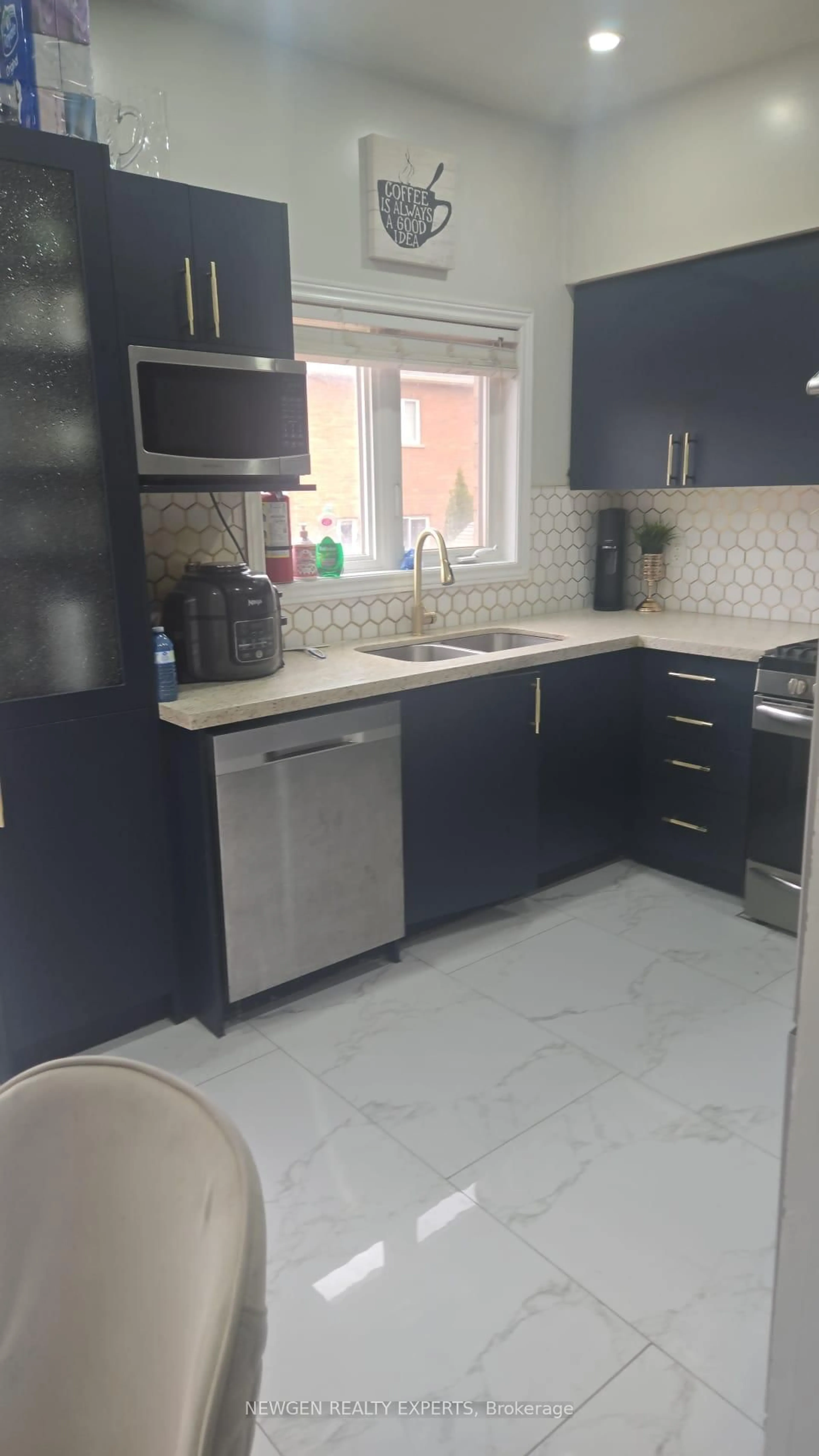 Standard kitchen, ceramic/tile floor for 22 Frenchpark Circ, Brampton Ontario L6X 0Y5