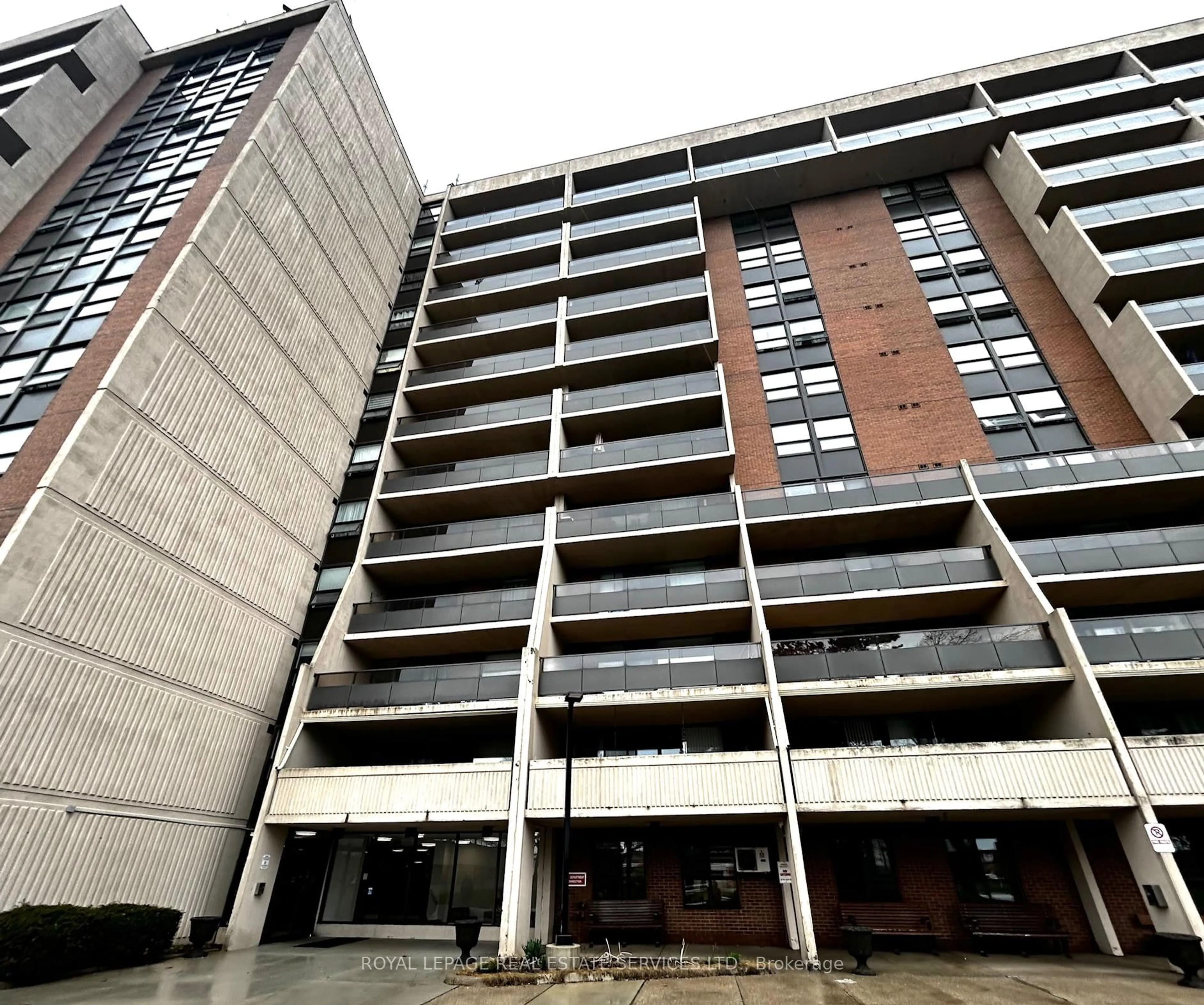 Indoor foyer for 2929 Aquitaine Ave #905, Mississauga Ontario L5N 2C7