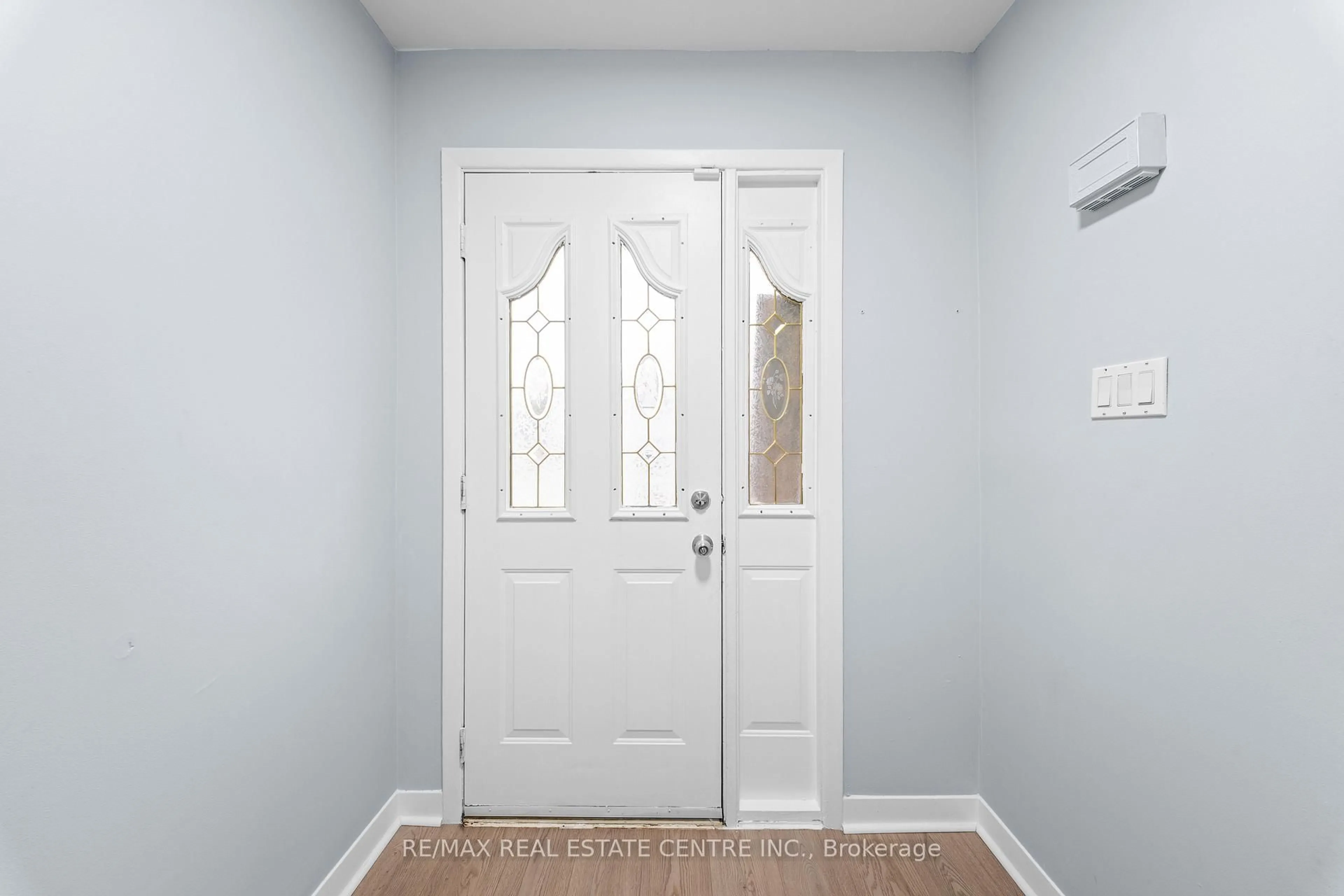 Indoor entryway for 101 Griselda Cres, Brampton Ontario L6S 1M4