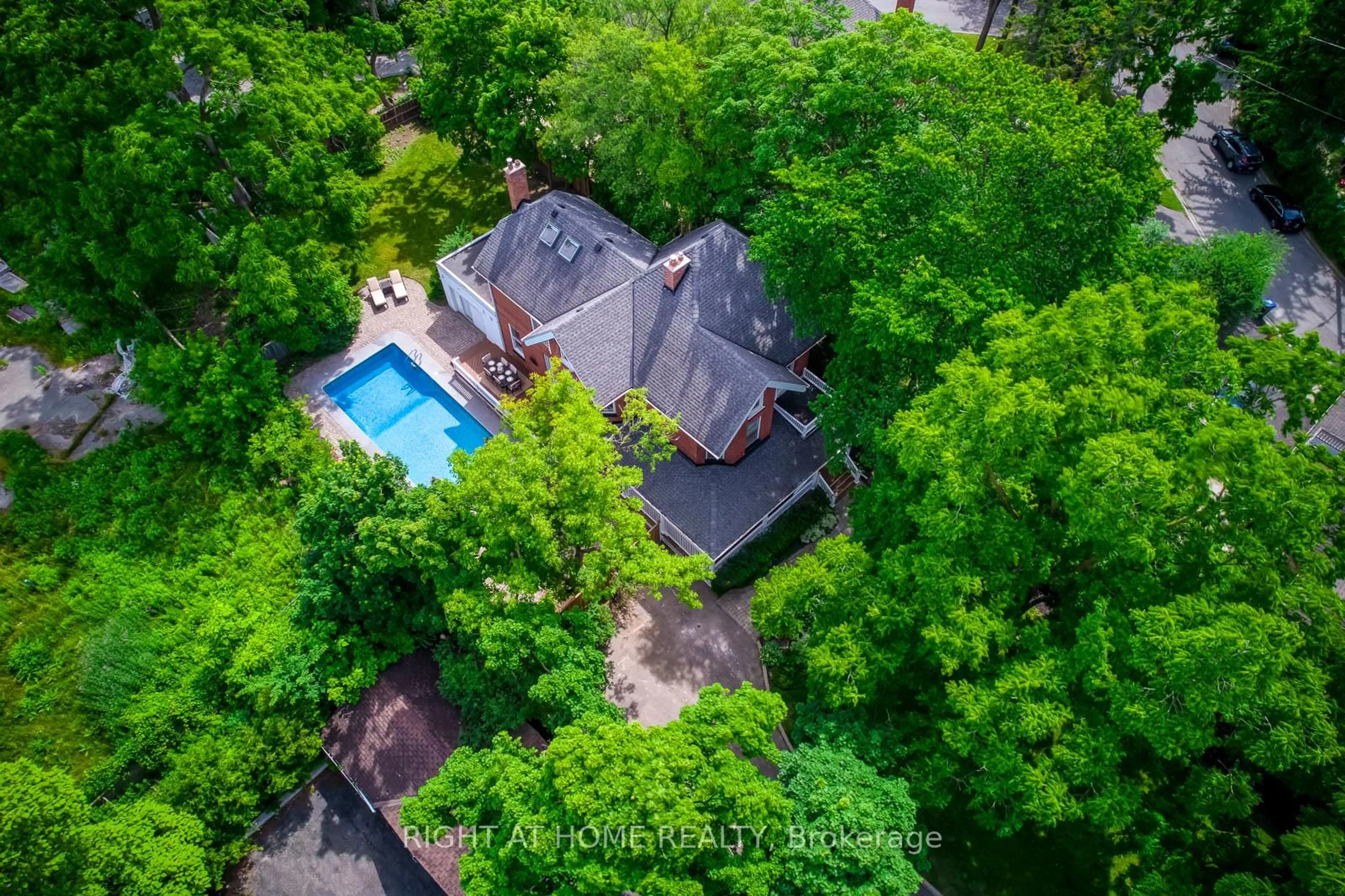 A pic from outside/outdoor area/front of a property/back of a property/a pic from drone, unknown for 118 Main St, Brampton Ontario L6W 2C8
