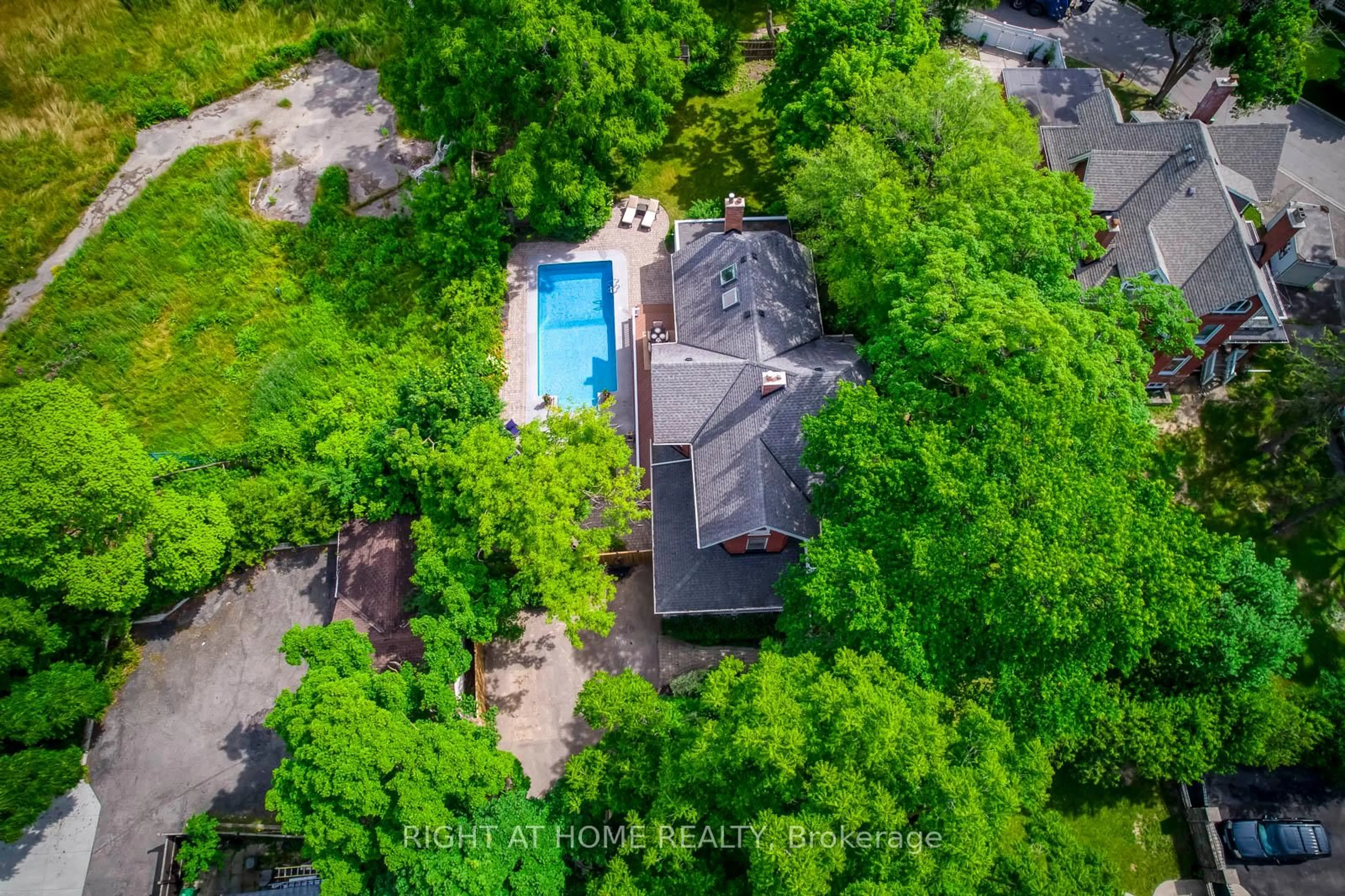 A pic from outside/outdoor area/front of a property/back of a property/a pic from drone, unknown for 118 Main St, Brampton Ontario L6W 2C8