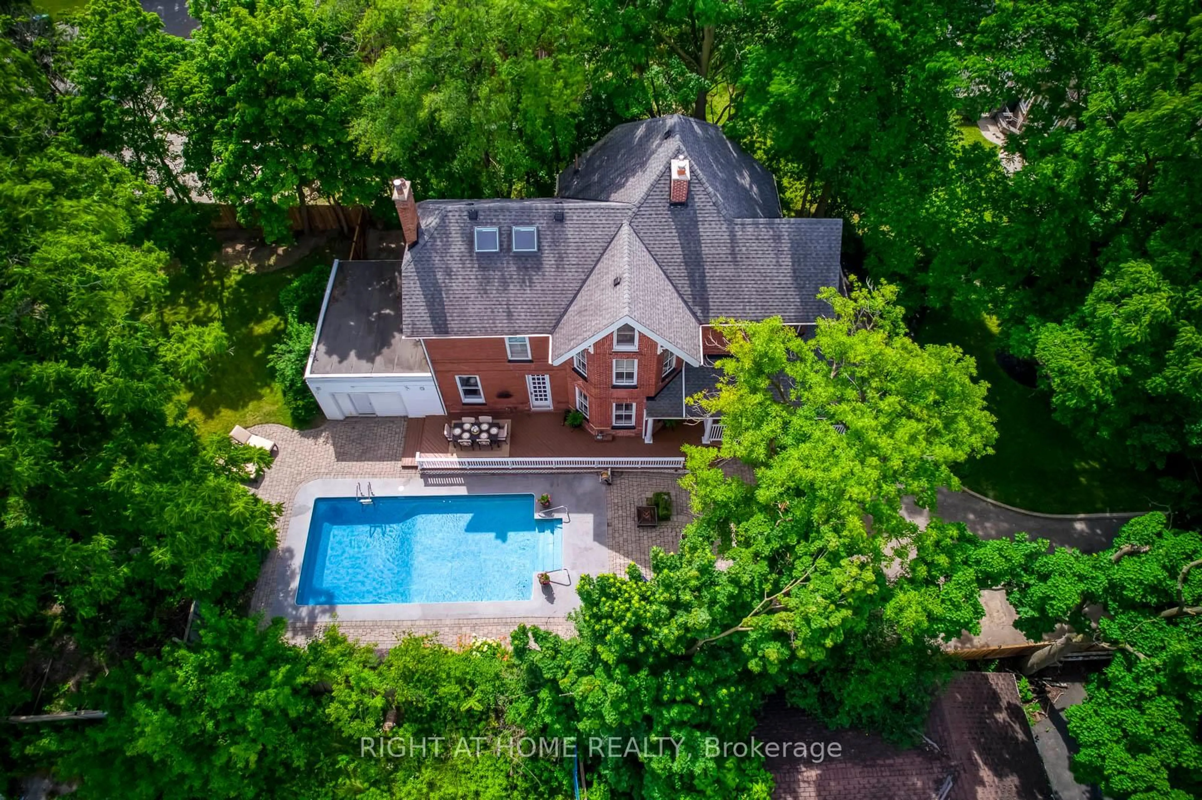 A pic from outside/outdoor area/front of a property/back of a property/a pic from drone, unknown for 118 Main St, Brampton Ontario L6W 2C8