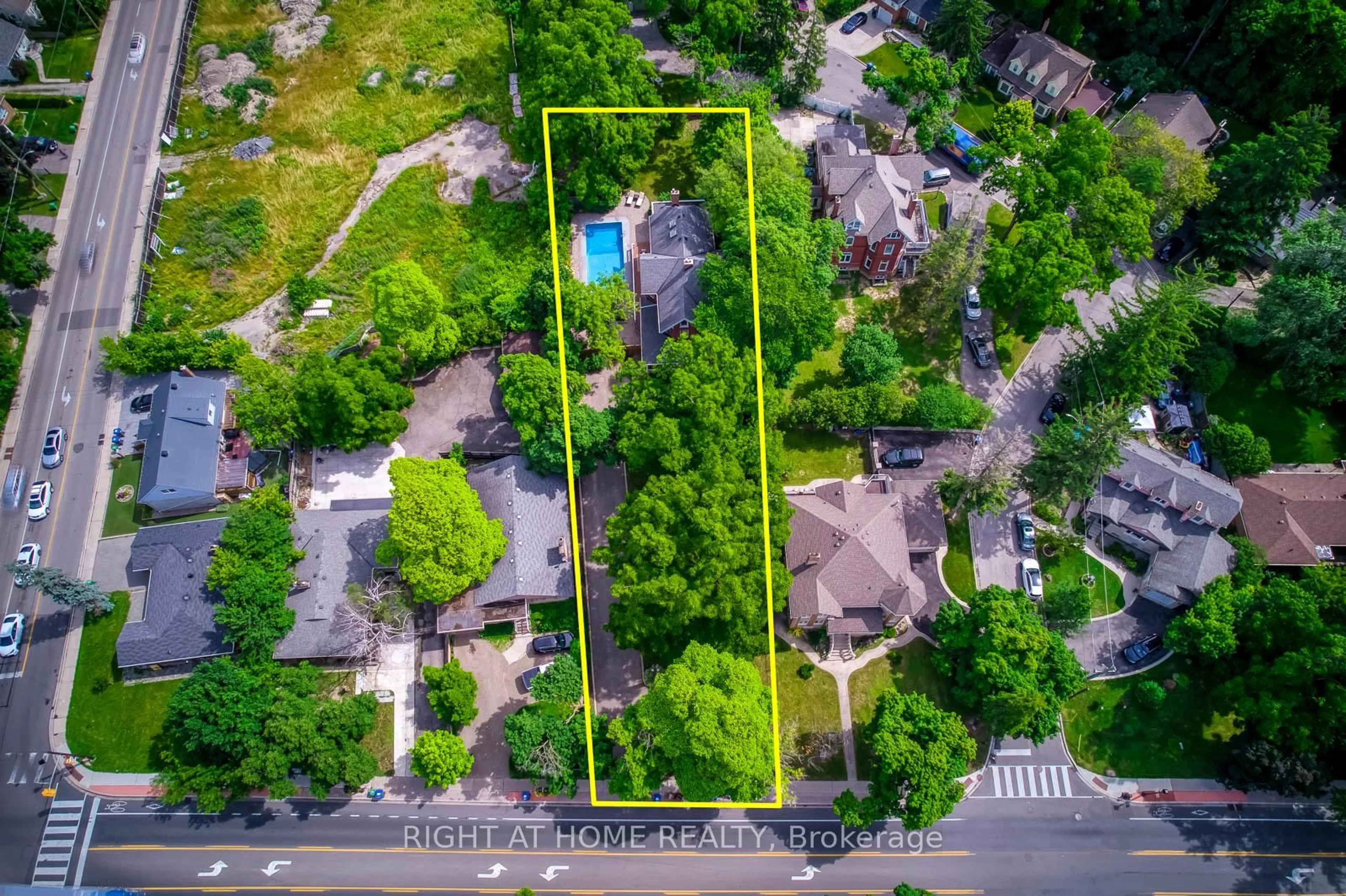 A pic from outside/outdoor area/front of a property/back of a property/a pic from drone, street for 118 Main St, Brampton Ontario L6W 2C8